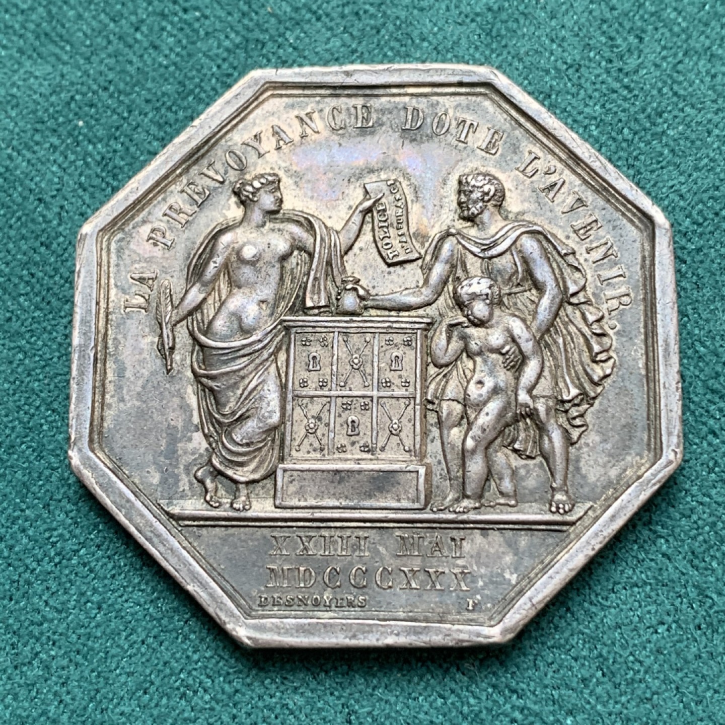 《竞宝斋》第169场-周日，周一2场 (全场包邮) 法国八角银质代币  一家三口细节清晰 国家火灾保险公司，19.77g，36.2mm，蜜蜂边铭，自然流通