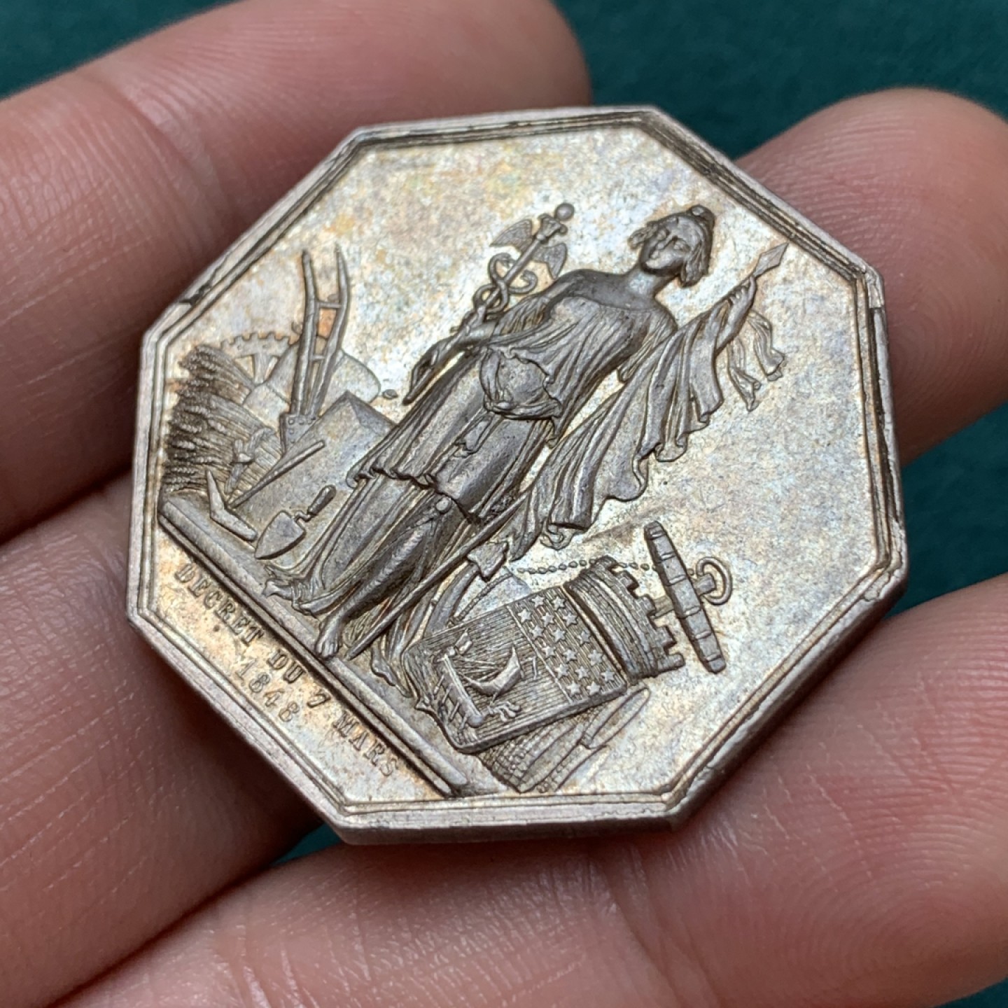 《竞宝斋》第169场-周日，周一2场 (全场包邮) 法国 贴现银行 八角银质代币 人脸清晰高点无磨损 品相不错 对角37mm 17.7g 早期无边铭