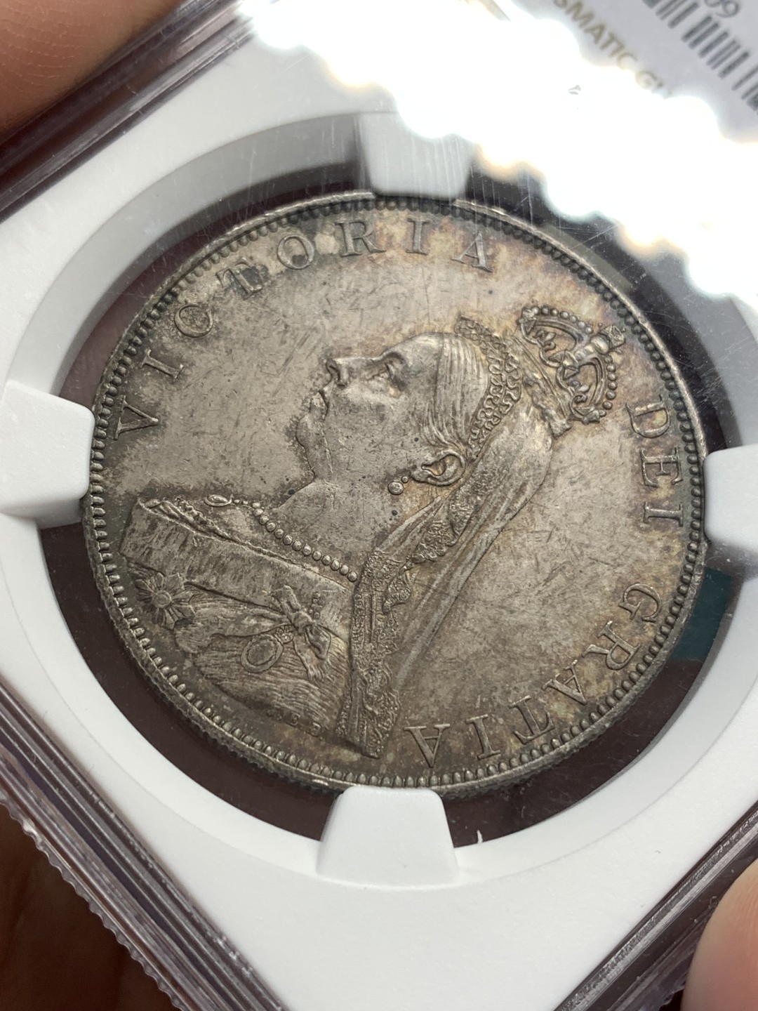 《竞宝斋》第169场-周日，周一2场 (全场包邮) NGC-MS63 英国1887年老维高冠双弗洛林大银币 包浆醇厚美丽 罗马1版本少见