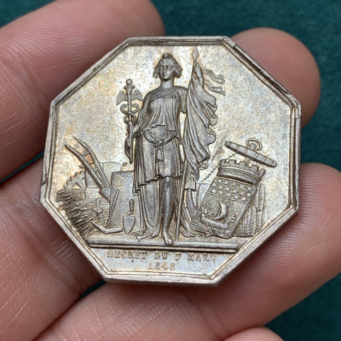 《竞宝斋》第169场-周日，周一2场 (全场包邮) 法国 贴现银行 八角银质代币 人脸清晰高点无磨损 品相不错 对角37mm 17.7g 早期无边铭