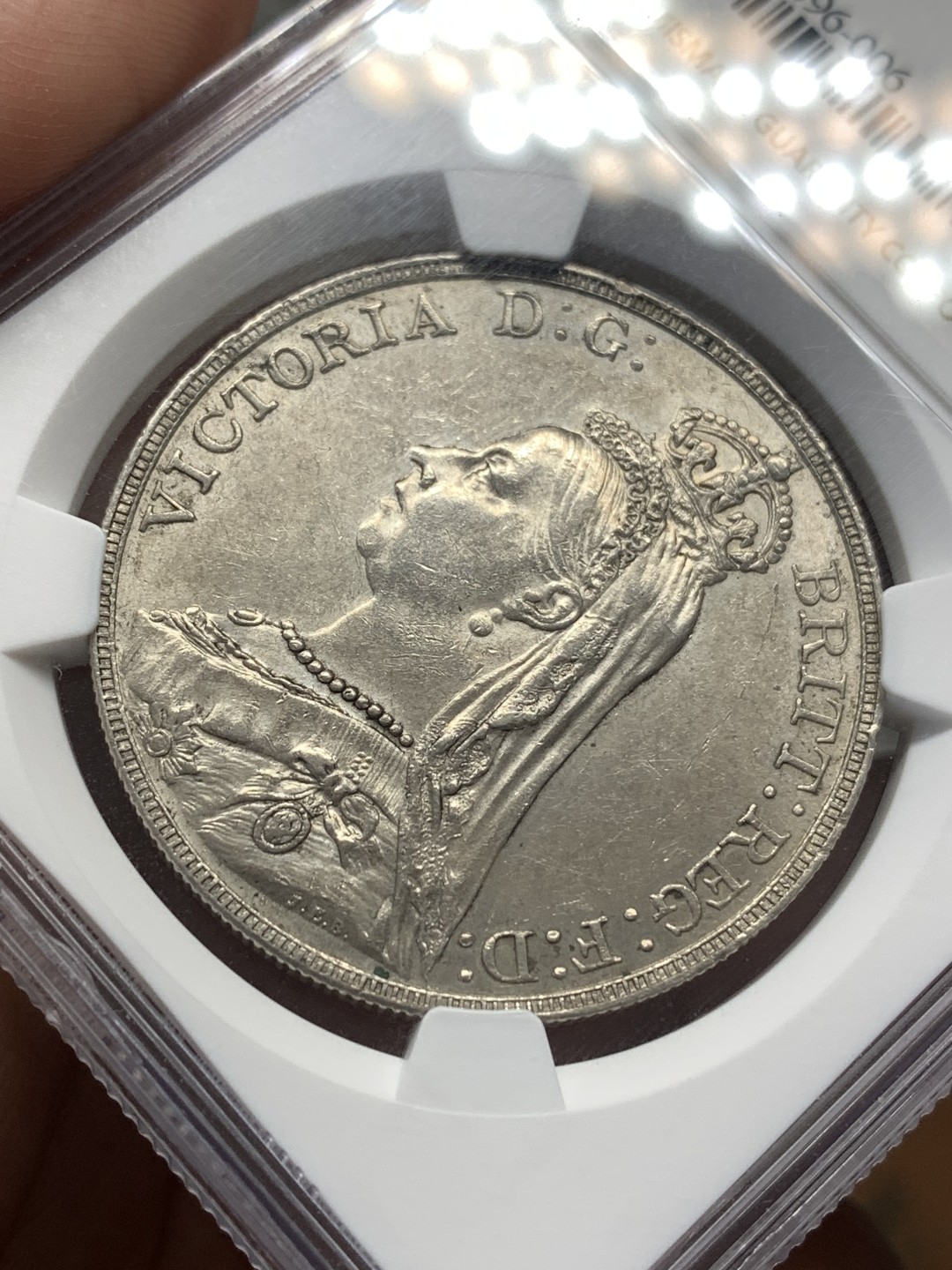 《竞宝斋》第169场-周日，周一2场 (全场包邮) NGC-MS61 英国1887年老维高冠马剑克朗大银币 底板不错细节清晰