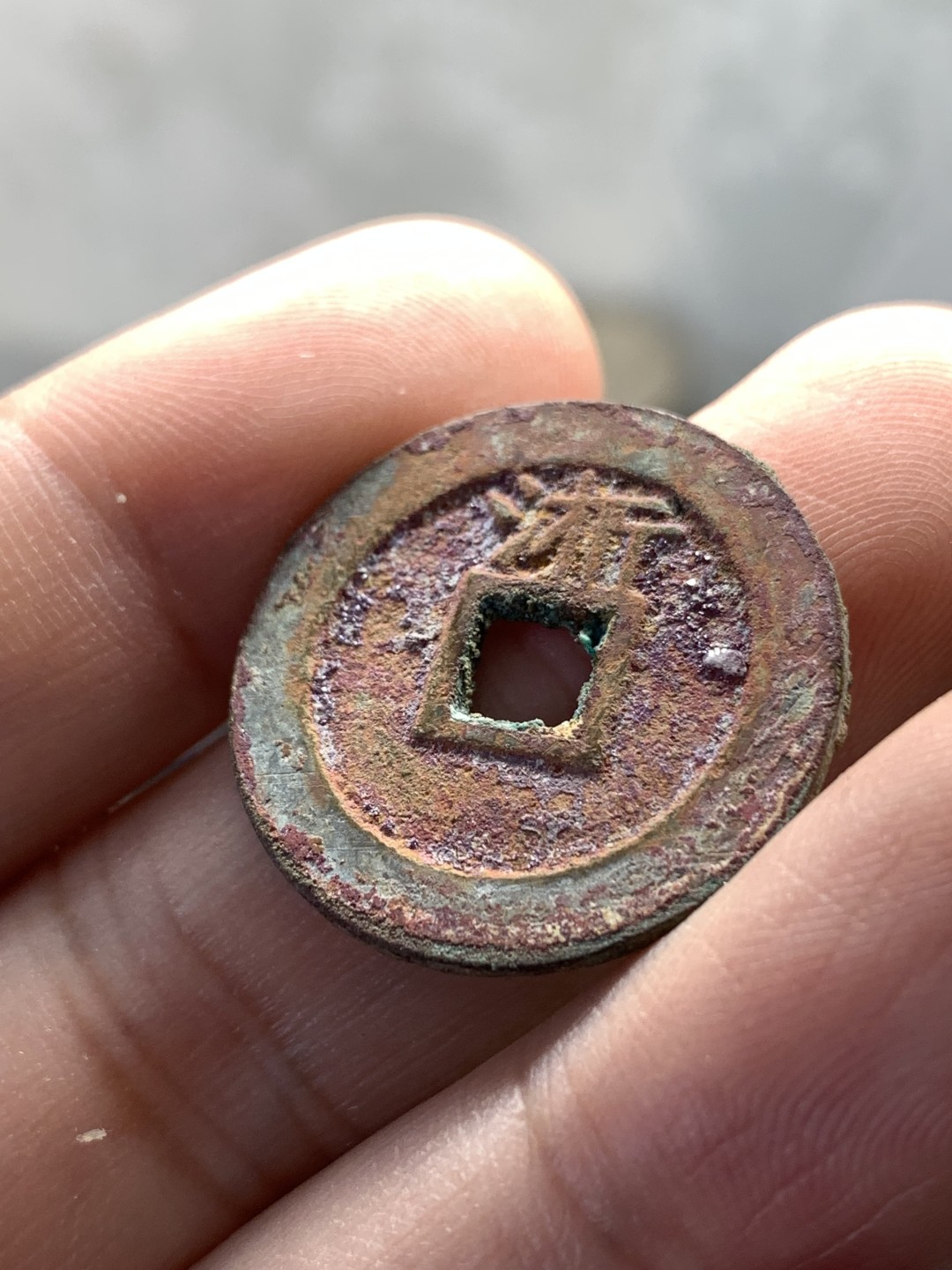 《竞宝斋》第169场-周日，周一2场 (全场包邮) 清 顺治通宝 背浙 铜钱一枚 结晶锈非常漂亮 状态 细节如图 25.2mmX1.7mm 4.6克