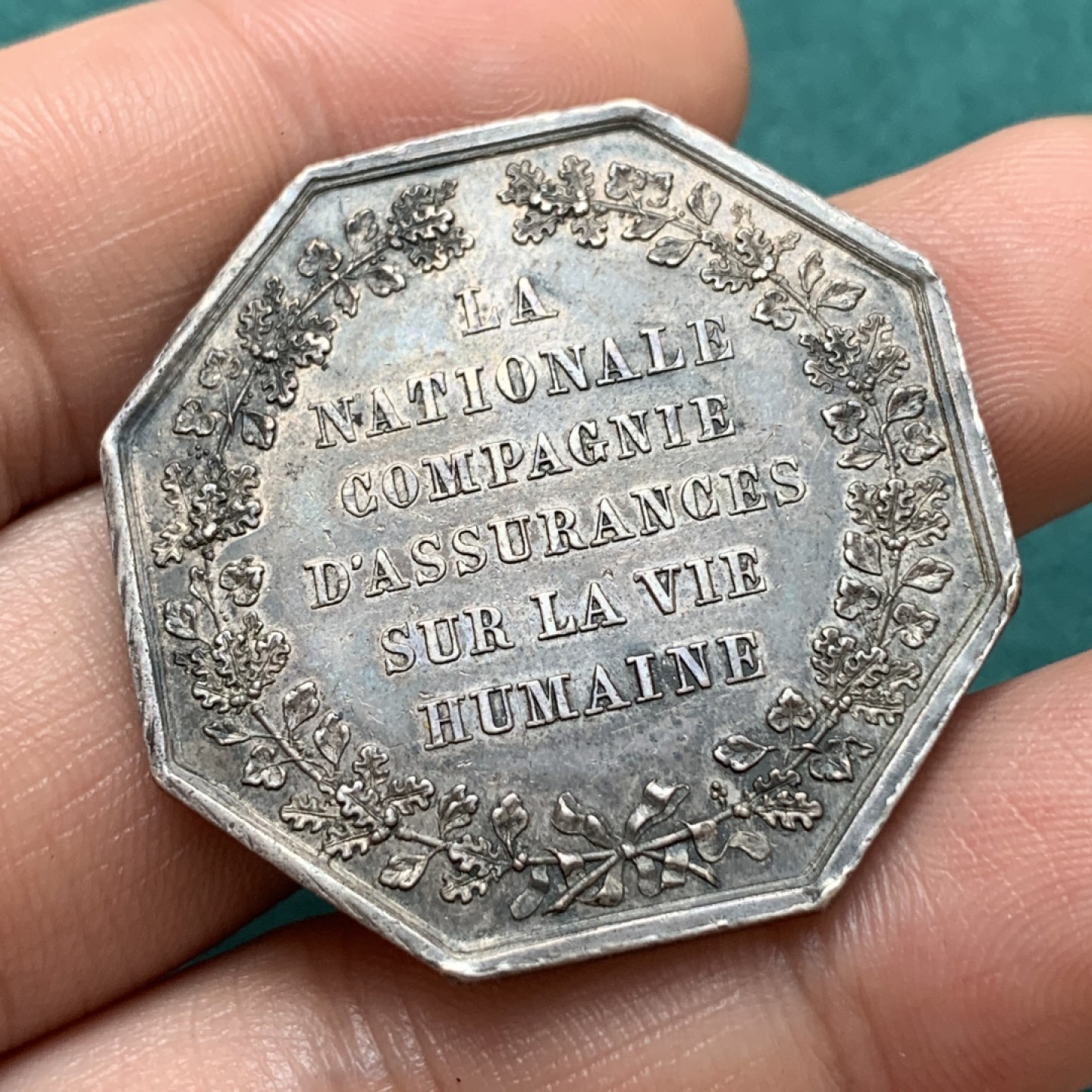 《竞宝斋》第169场-周日，周一2场 (全场包邮) 法国八角银质代币  一家三口细节清晰 国家火灾保险公司，19.77g，36.2mm，蜜蜂边铭，自然流通