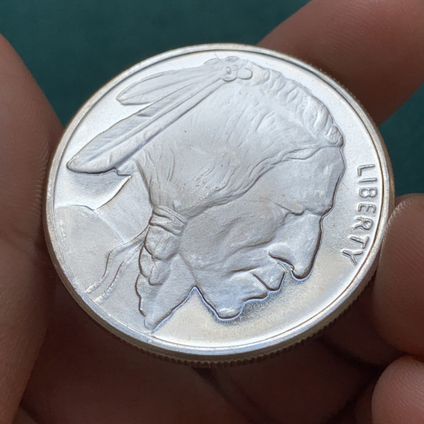 《竞宝斋》第169场-周日，周一2场 (全场包邮) 美国 印第安人 野牛银章 1盎司31.1克 39.1mm 999银 无其它资料 材质保证