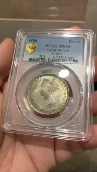 《竞宝斋》第169场-周日，周一2场 (全场包邮) PCGS MS64 英国1856年哥特弗洛林银币，较为稀少的早期年份，双面五彩包浆，狮子的脸都打的很清晰，整体状态非常好的一枚