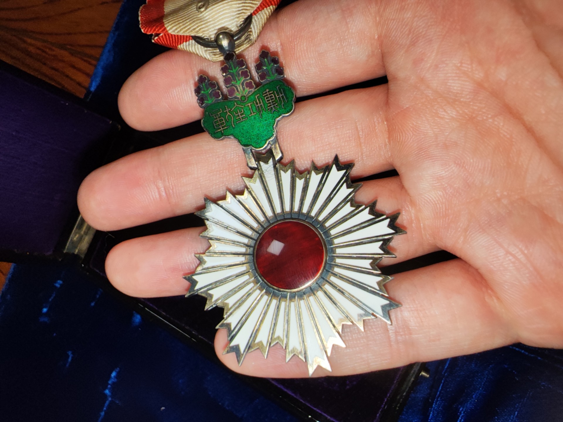 世界精品徽章拍卖~第五场 好品勋四等旭日小绶章，珐琅完好