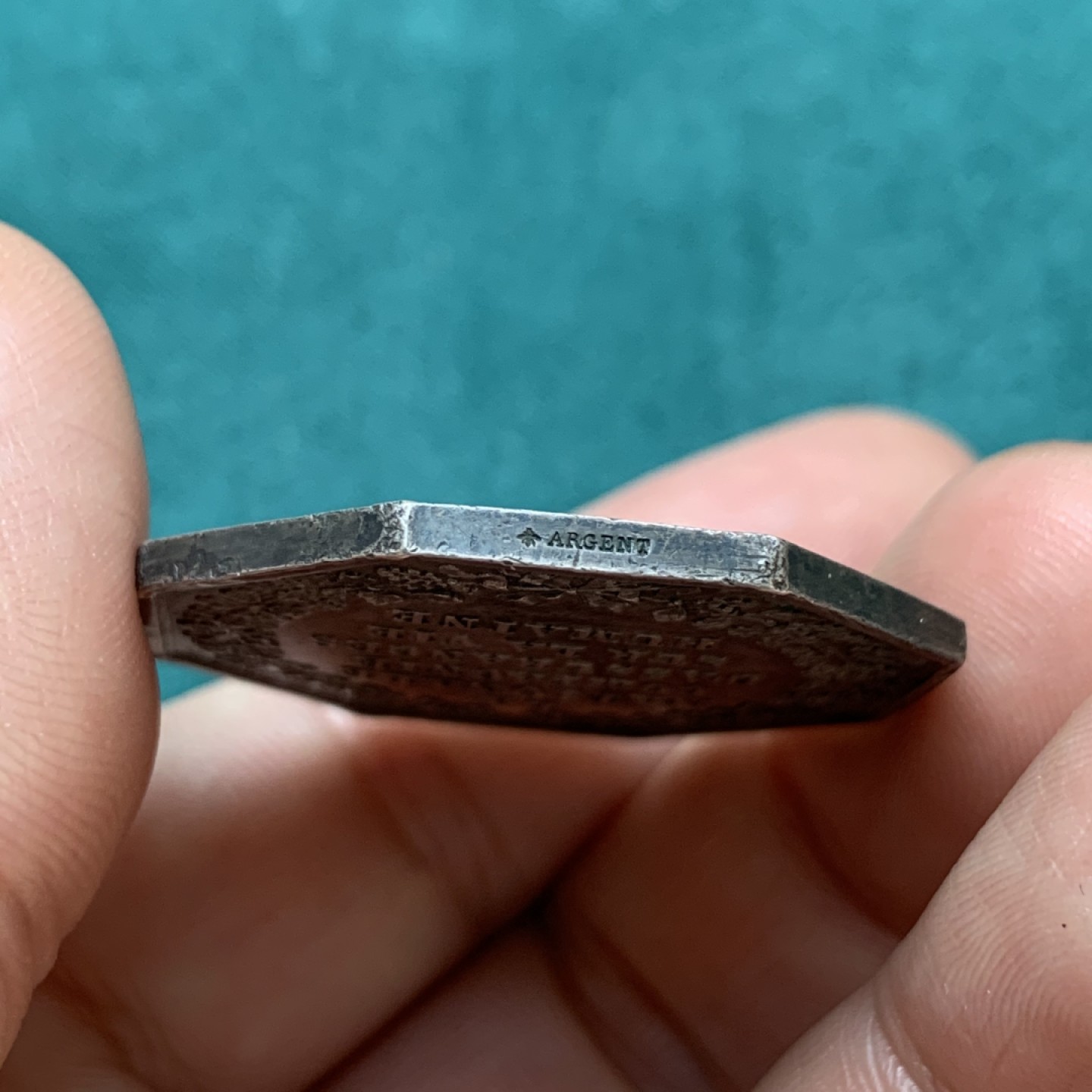 《竞宝斋》第169场-周日，周一2场 (全场包邮) 法国八角银质代币  一家三口细节清晰 国家火灾保险公司，19.77g，36.2mm，蜜蜂边铭，自然流通