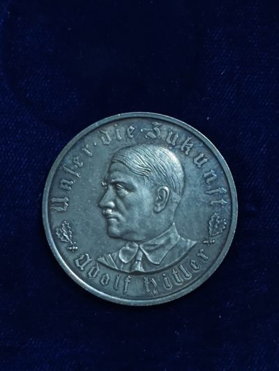 世界精品徽章拍卖~第五场 - 1933年的德三银制纪念币，正面是一个人像，边铭Bayer Haupmuenzamt Silber 900+（巴伐利亚硬币总局 900银）