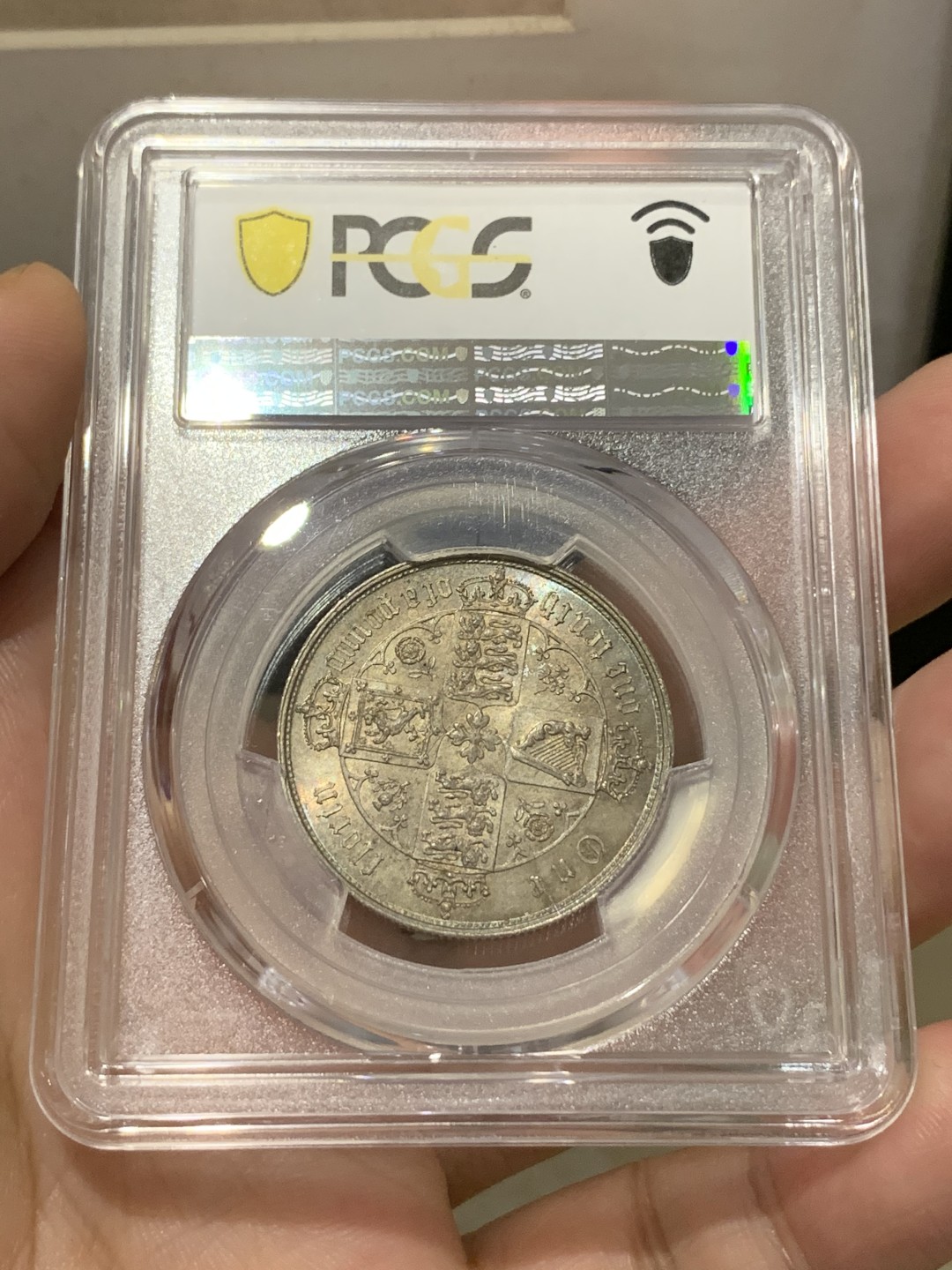 《竞宝斋》第169场-周日，周一2场 (全场包邮) PCGS MS64 英国1856年哥特弗洛林银币，较为稀少的早期年份，双面五彩包浆，狮子的脸都打的很清晰，整体状态非常好的一枚