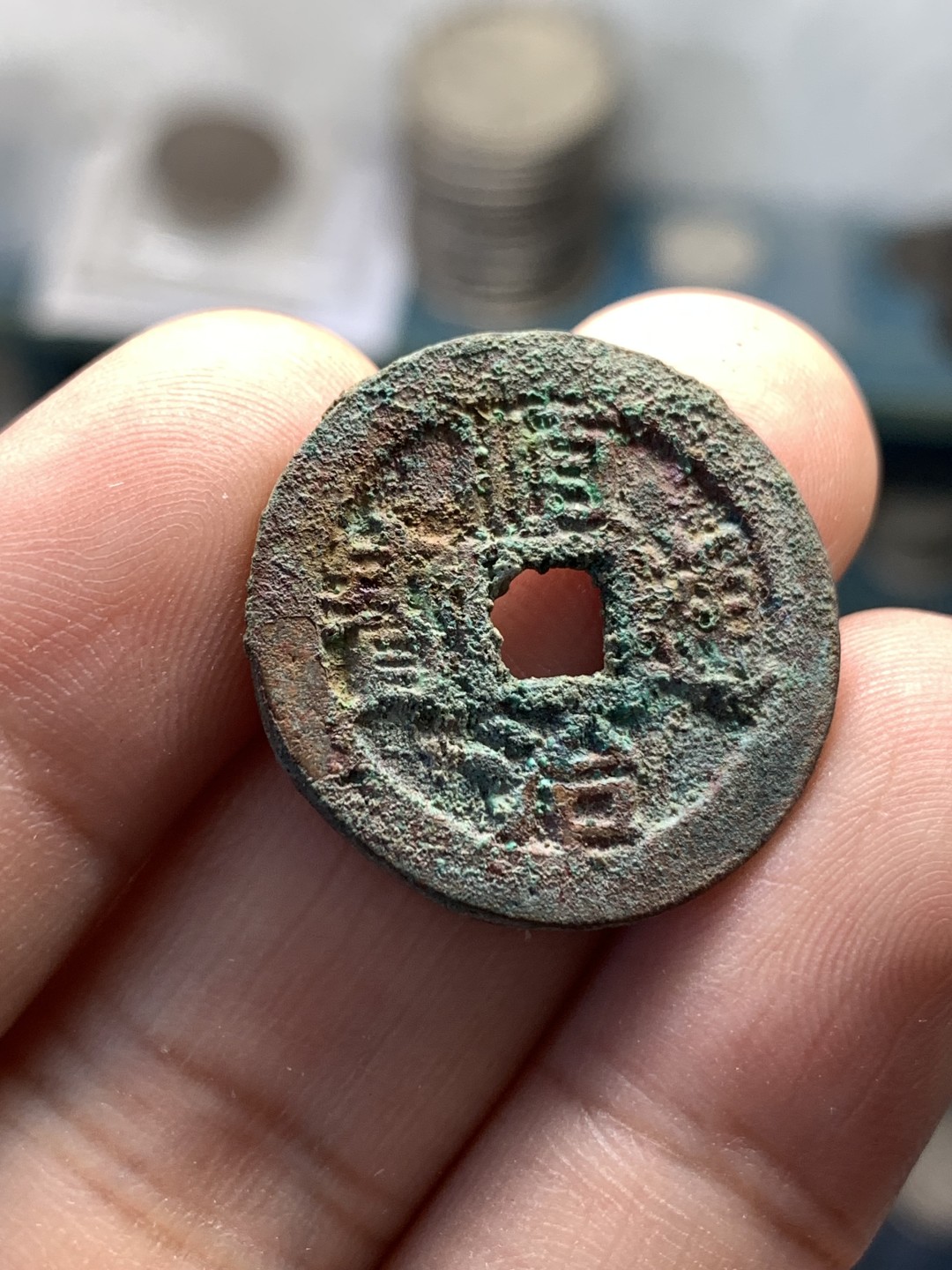 《竞宝斋》第169场-周日，周一2场 (全场包邮) 清 顺治通宝 背浙 铜钱一枚 结晶锈非常漂亮 状态 细节如图 25.2mmX1.7mm 4.6克