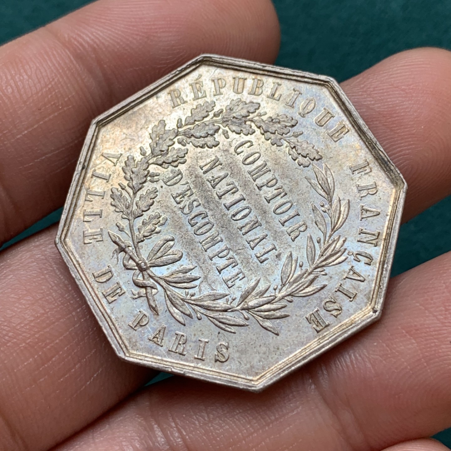 《竞宝斋》第169场-周日，周一2场 (全场包邮) 法国 贴现银行 八角银质代币 人脸清晰高点无磨损 品相不错 对角37mm 17.7g 早期无边铭