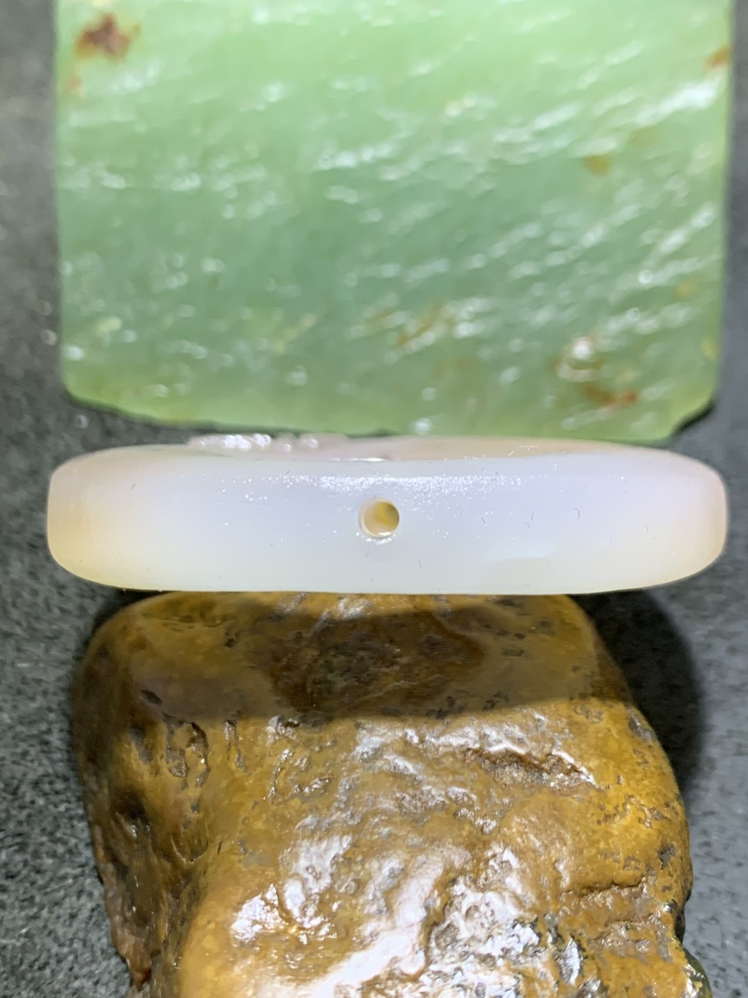 精美亚光高玉化俏色海洋玉髓手工雕刻悟字公主环挂件一个！