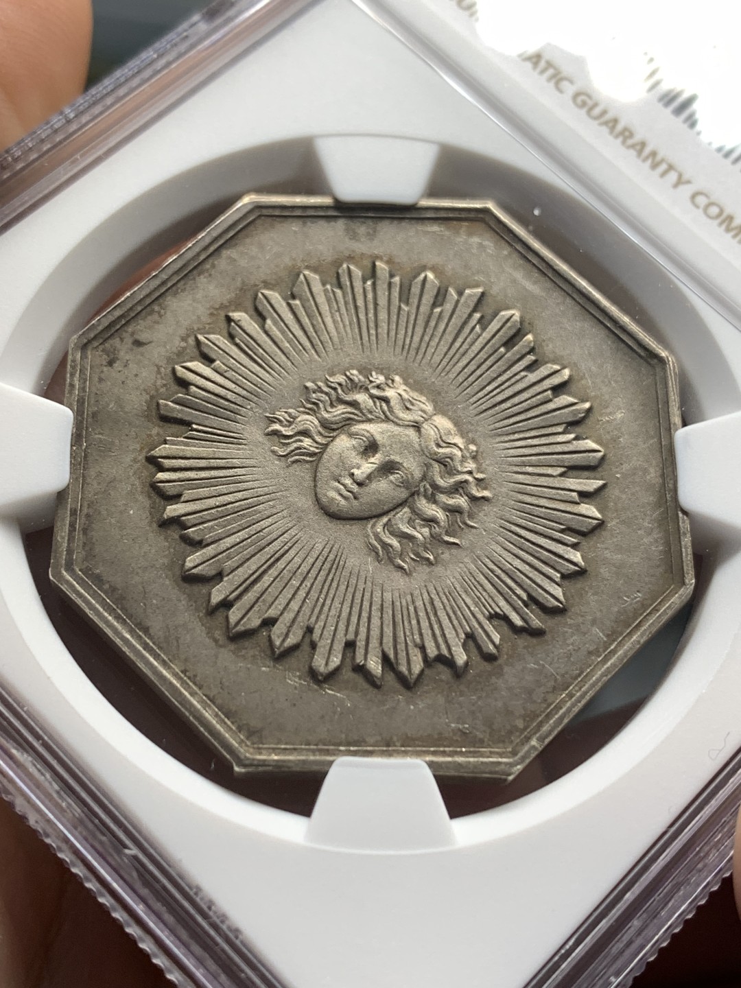 《竞宝斋》第169场-周日，周一2场 (全场包邮) NGC-MS61 法国 1829 太阳保险八角银质代币