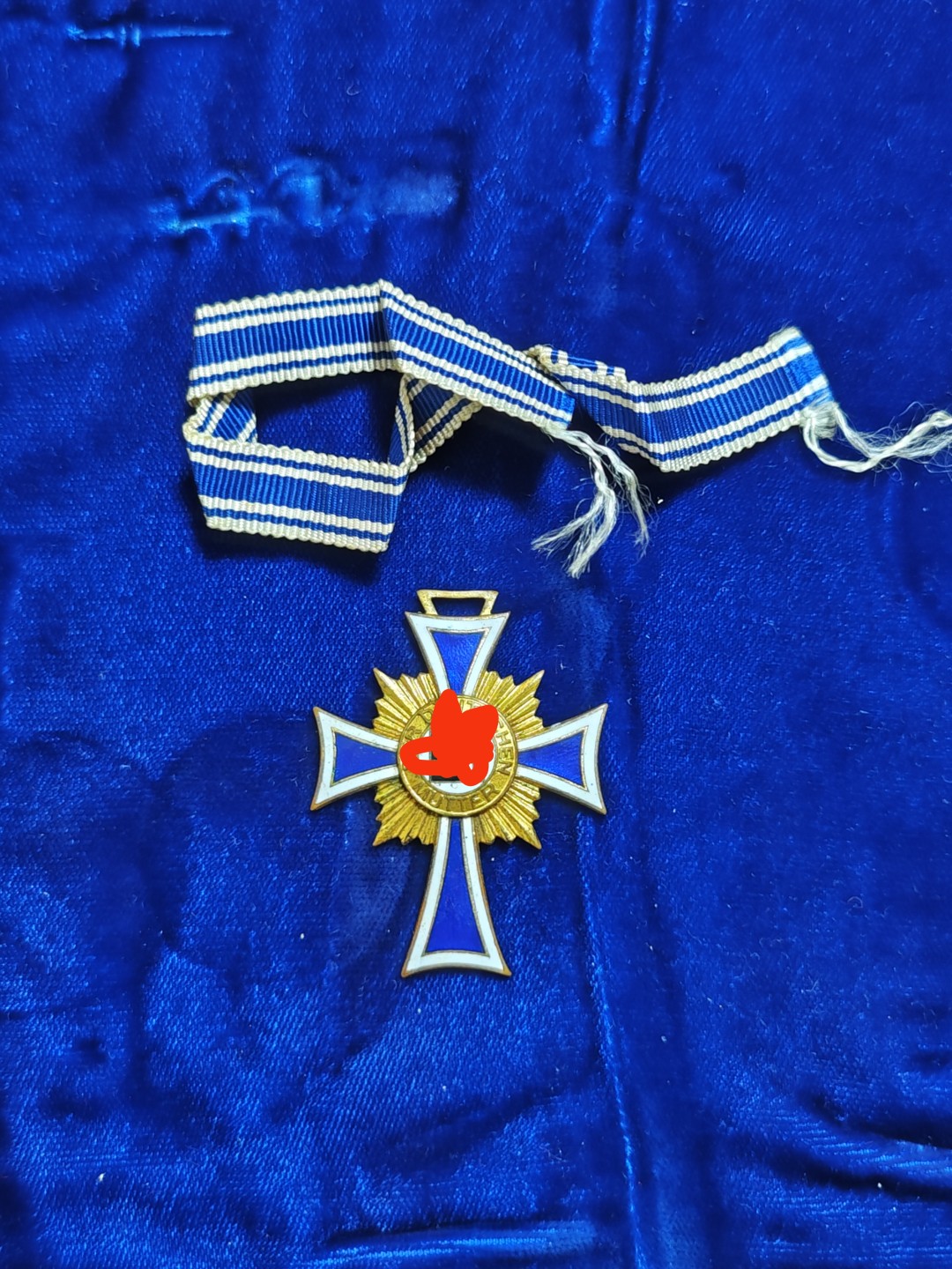 世界精品徽章拍卖~第五场 德三一级母亲十字勋章，颁发给生育8个以上孩子的妇女，背面有小希的签名。