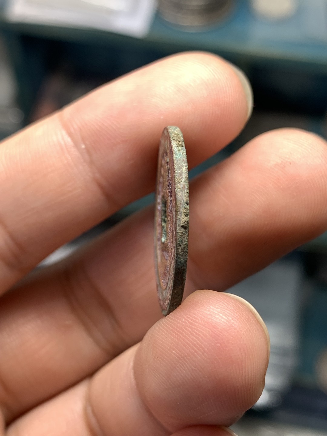 《竞宝斋》第169场-周日，周一2场 (全场包邮) 清 顺治通宝 背浙 铜钱一枚 结晶锈非常漂亮 状态 细节如图 25.2mmX1.7mm 4.6克