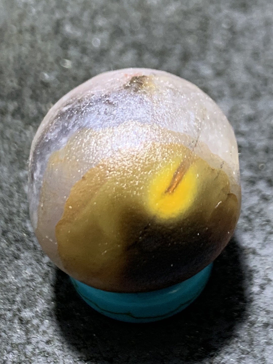 精美冰飘亚光糖心料战国红玛瑙手工俏色巧雕和平鸽随形珠一个，