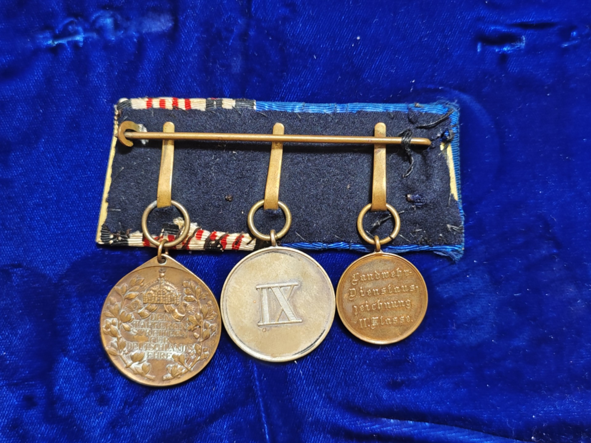 世界精品徽章拍卖~第五场 帝德殖民地勋章联排，阅兵挂，包含了一枚殖民地服役章，两枚长期服役章，这套章在国外的价格很贵，尤其是两枚长期服役的板子也不多见