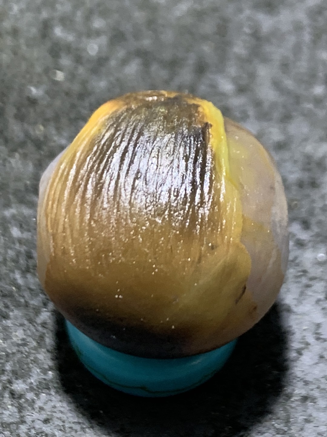 精美冰飘亚光糖心料战国红玛瑙手工俏色巧雕和平鸽随形珠一个，