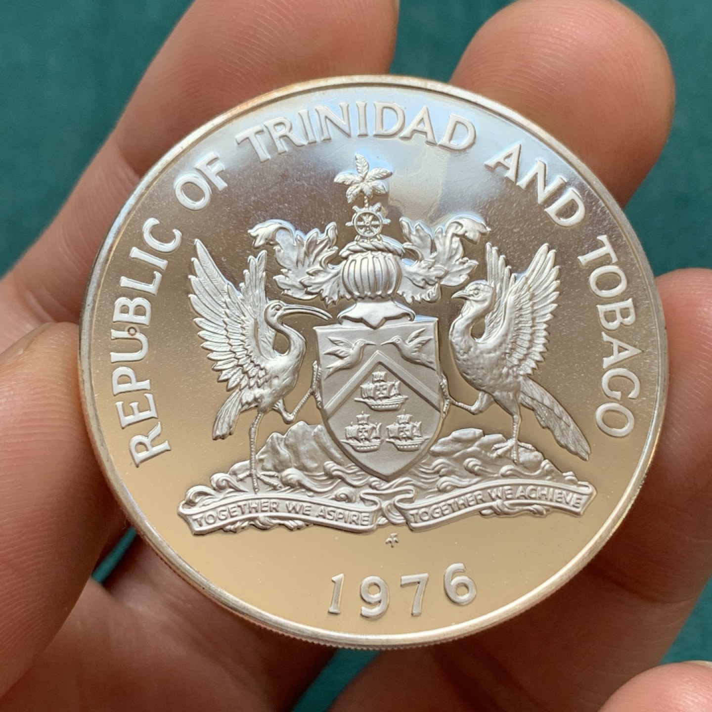 《竞宝斋》第169场-周日，周一2场 (全场包邮) 特立尼达和多巴哥 1976年 10元精制大银币，925银，直径42mm，重量35g