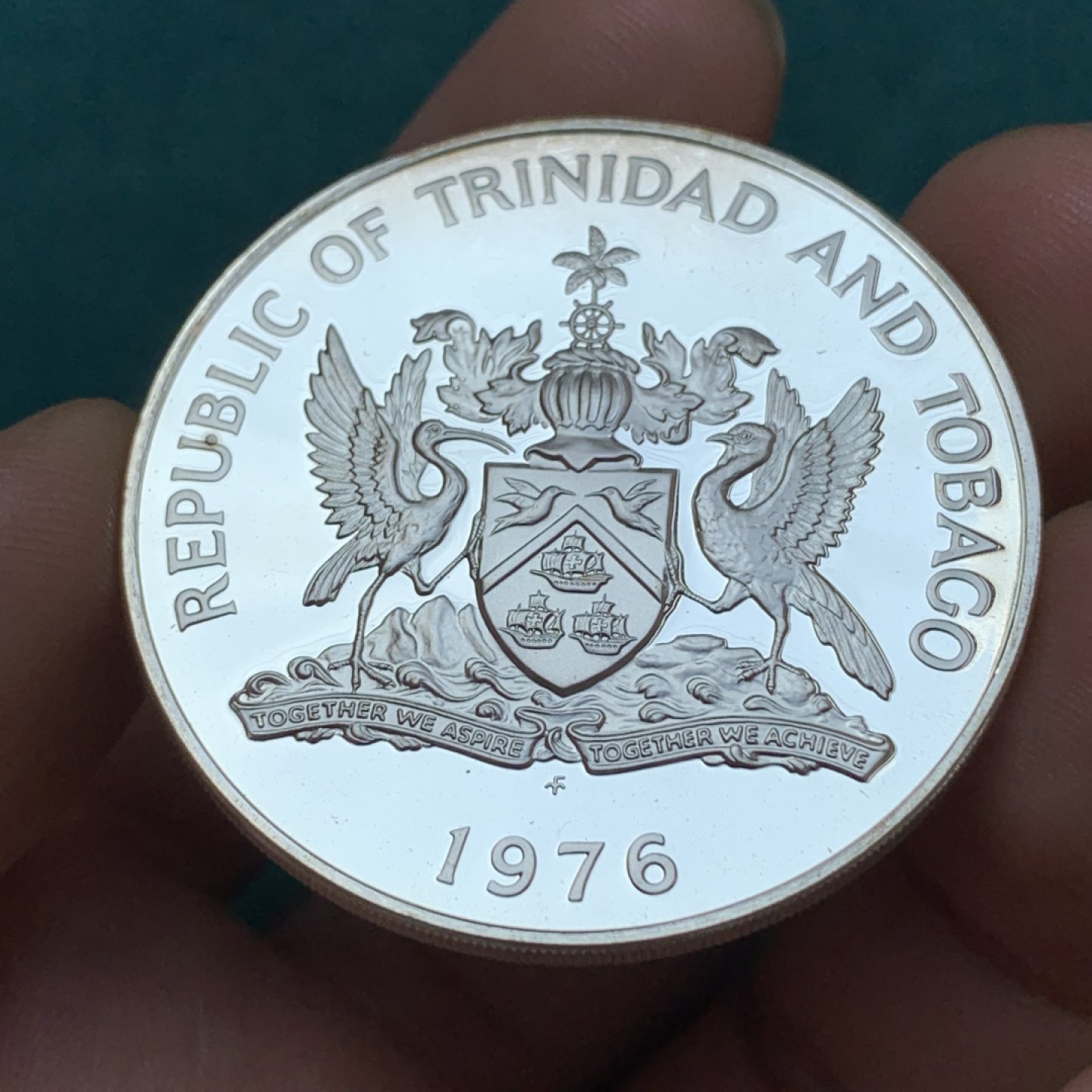 《竞宝斋》第169场-周日，周一2场 (全场包邮) 特立尼达和多巴哥 1976年 10元精制大银币，925银，直径42mm，重量35g
