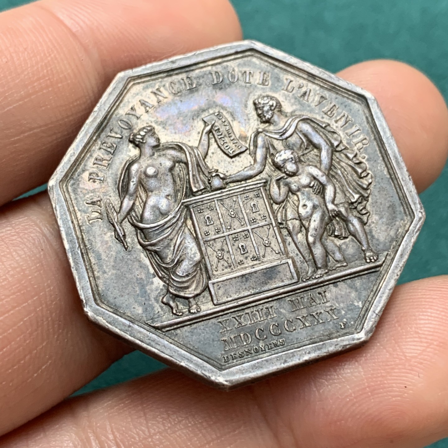 《竞宝斋》第169场-周日，周一2场 (全场包邮) 法国八角银质代币  一家三口细节清晰 国家火灾保险公司，19.77g，36.2mm，蜜蜂边铭，自然流通