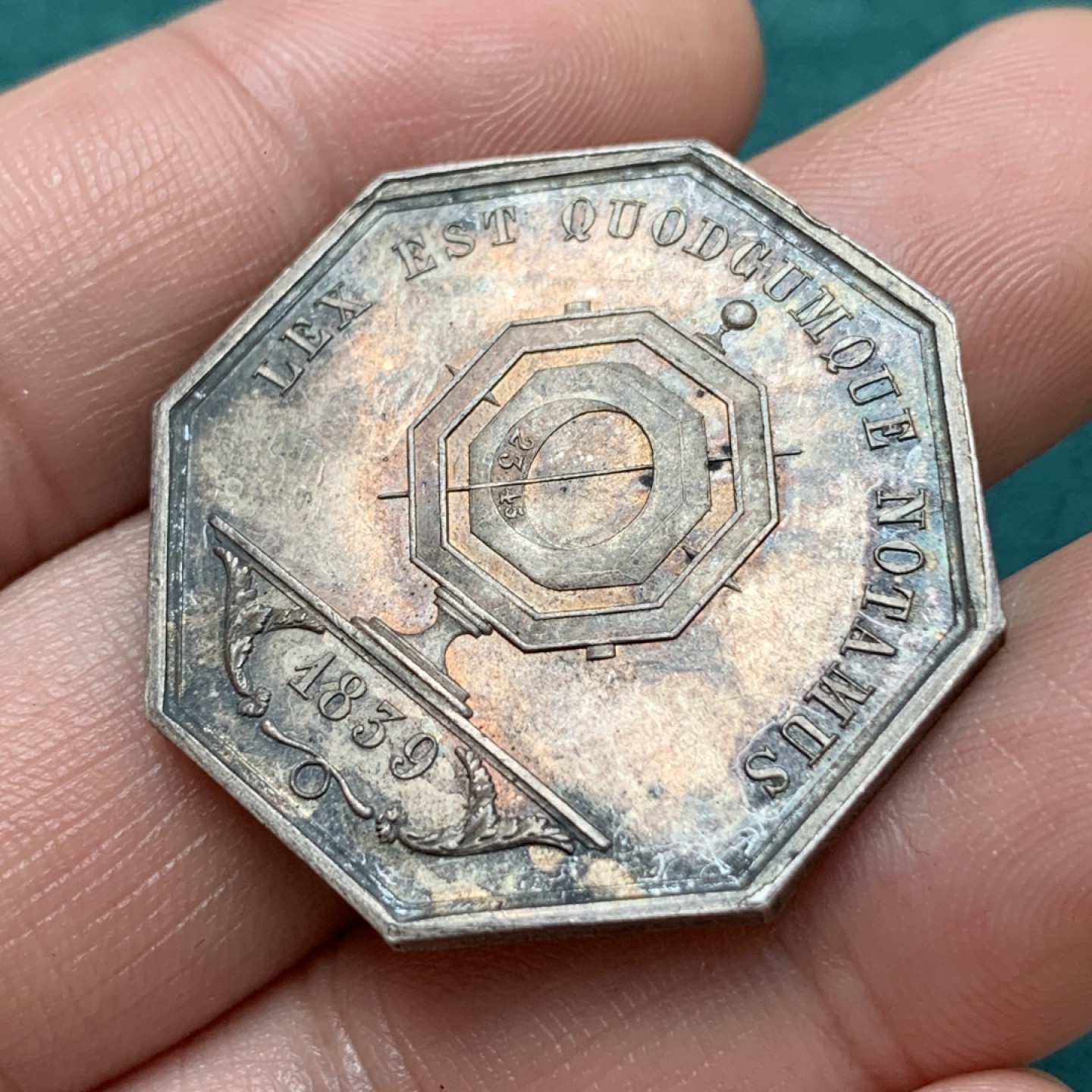 《竞宝斋》第169场-周日，周一2场 (全场包邮) 法国 1839 八角银质代币 里昂公证人 13.75g，32.5mm，手指边铭
