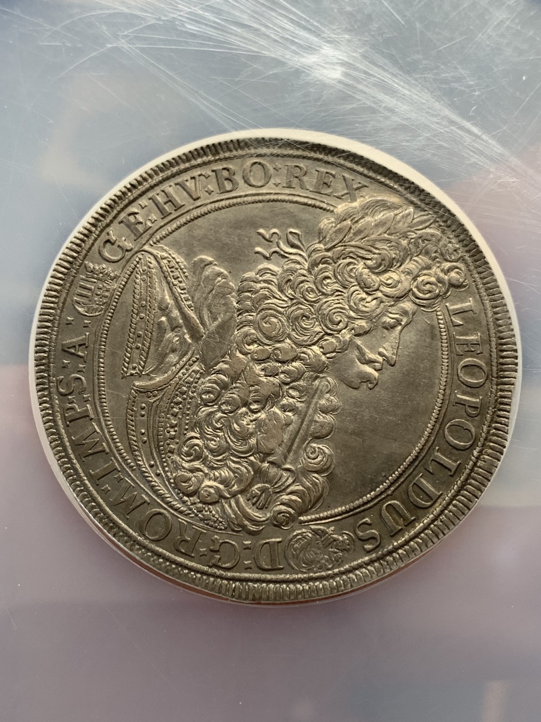 《竞宝斋》第169场-周日，周一2场 (全场包邮) NGC-AU58 神圣罗马帝国 匈牙利 1699 1泰勒 利奥波德大波浪，发丝细节完美，欧洲回流紫罗兰包浆，上海低评，应该是MS的东西