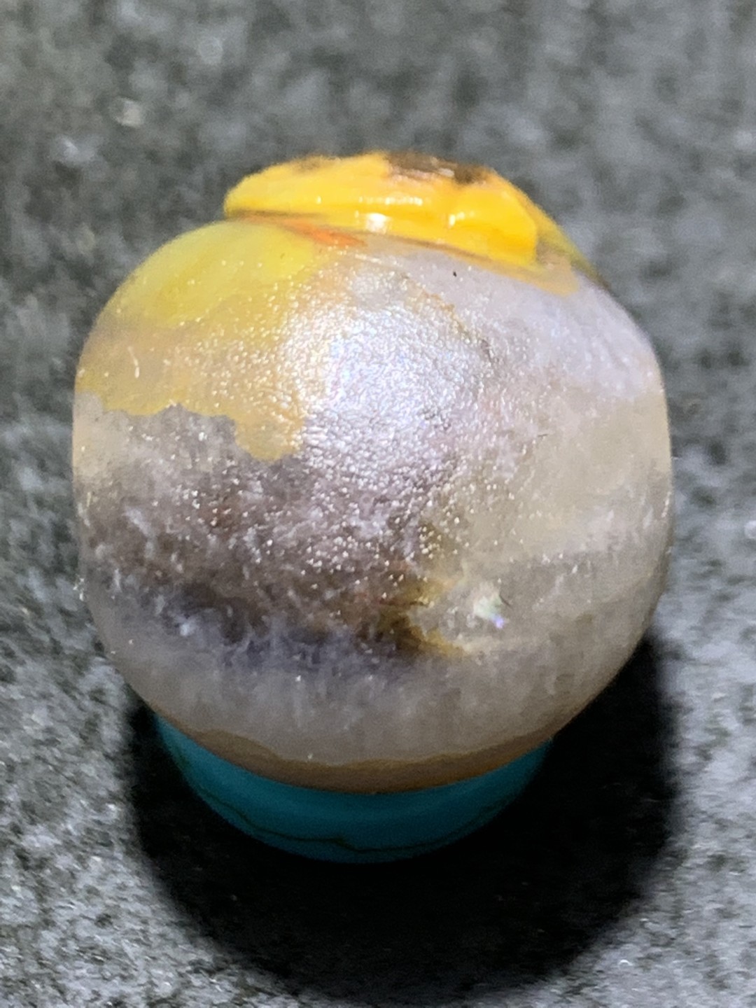 精美冰飘亚光糖心料战国红玛瑙手工俏色巧雕和平鸽随形珠一个，