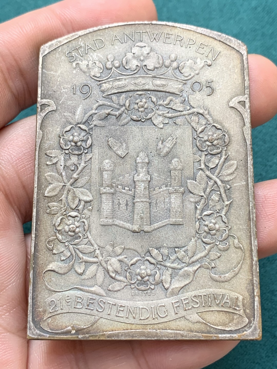 《竞宝斋》第169场-周日，周一2场 (全场包邮) 1905年比利时独立75周年纪念异型镀银纪念章 69*46mm 96克