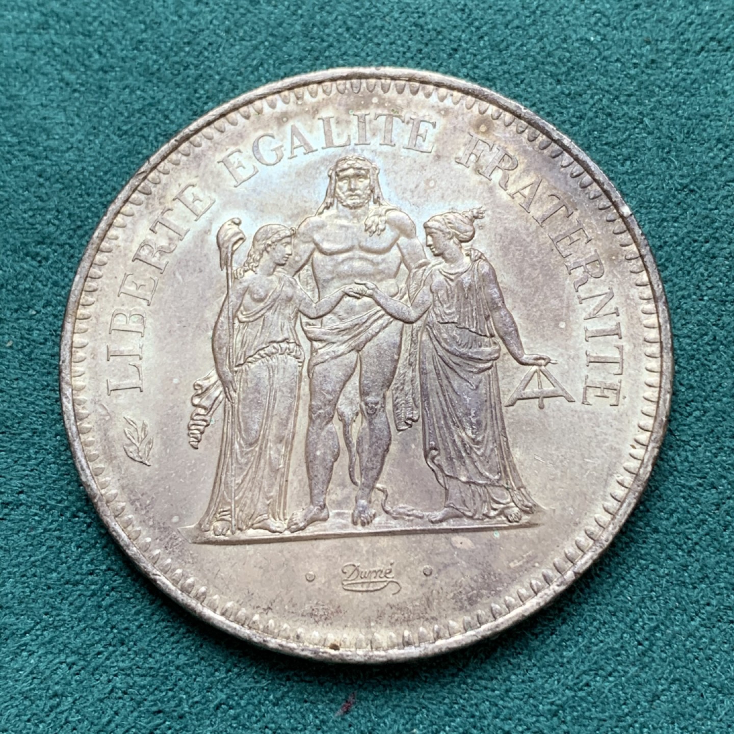 《竞宝斋》第169场-周日，周一2场 (全场包邮) 法国 1979 大力神银币 50法郎面值，淡彩包浆，车轮转光极美品