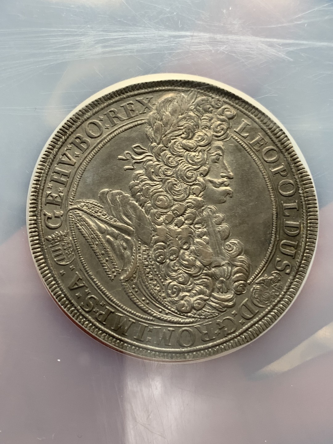 《竞宝斋》第169场-周日，周一2场 (全场包邮) NGC-AU58 神圣罗马帝国 匈牙利 1699 1泰勒 利奥波德大波浪，发丝细节完美，欧洲回流紫罗兰包浆，上海低评，应该是MS的东西