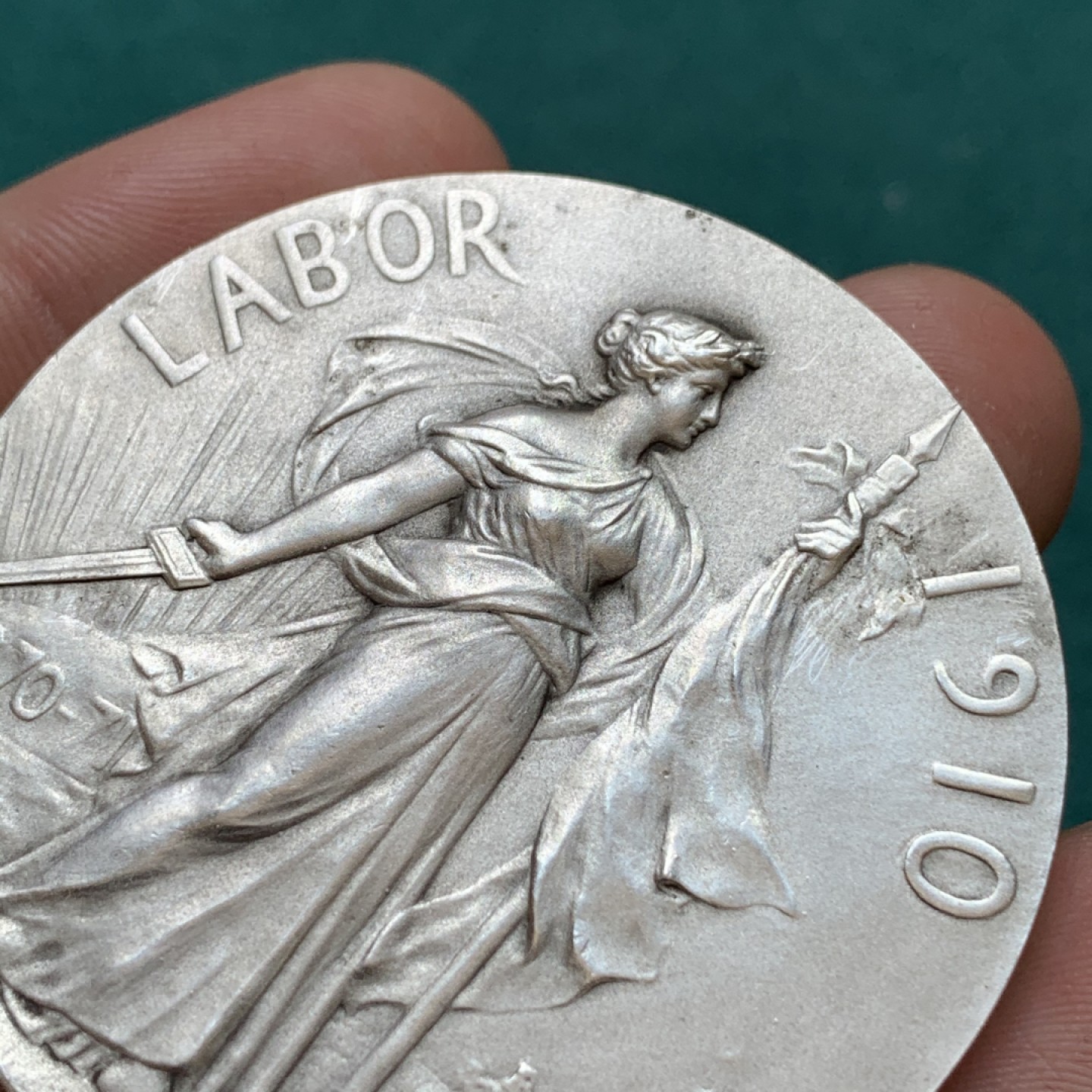 《竞宝斋》第169场-周日，周一2场 (全场包邮) 法国 1910 保卫法兰西 镀银铜章 50mm 53.3克 大规格