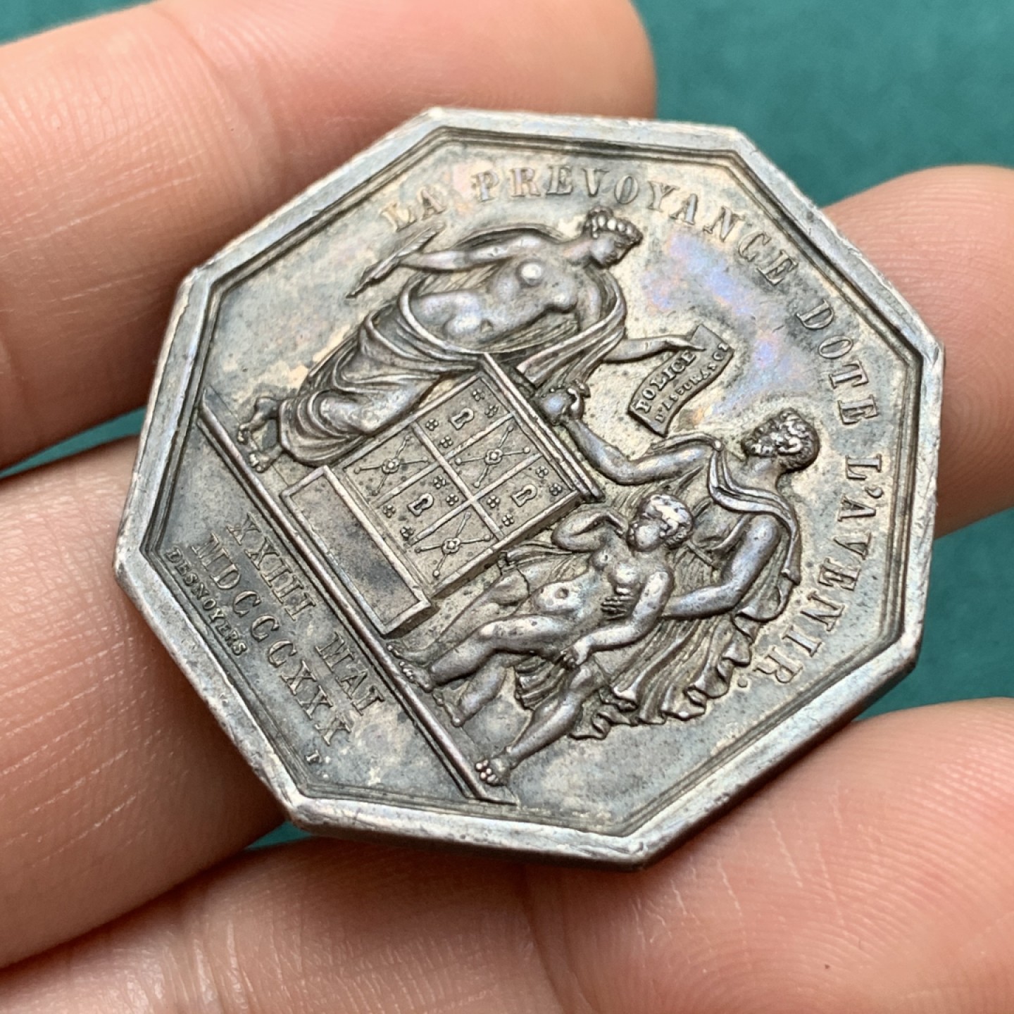 《竞宝斋》第169场-周日，周一2场 (全场包邮) 法国八角银质代币  一家三口细节清晰 国家火灾保险公司，19.77g，36.2mm，蜜蜂边铭，自然流通