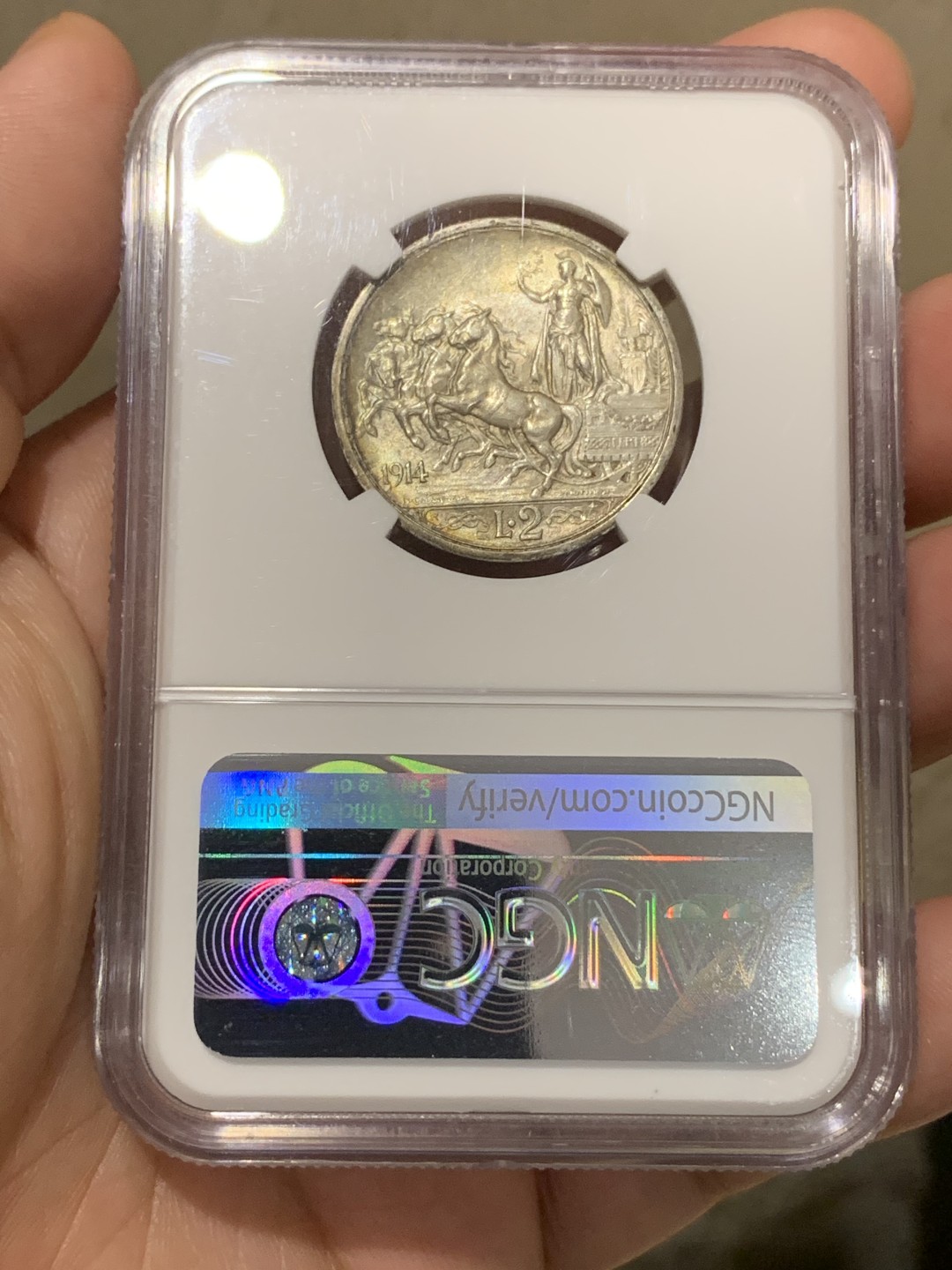 《竞宝斋》第169场-周日，周一2场 (全场包邮) NGC-MS62意大利1914年马车女神2里拉银币 环状彩色包浆