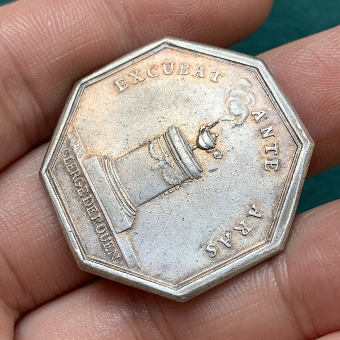 《竞宝斋》第169场-周日，周一2场 (全场包邮) 法国 早期无边铭 八角 银质代币 祭祀题材 比较少见品种 14.5克 33mm