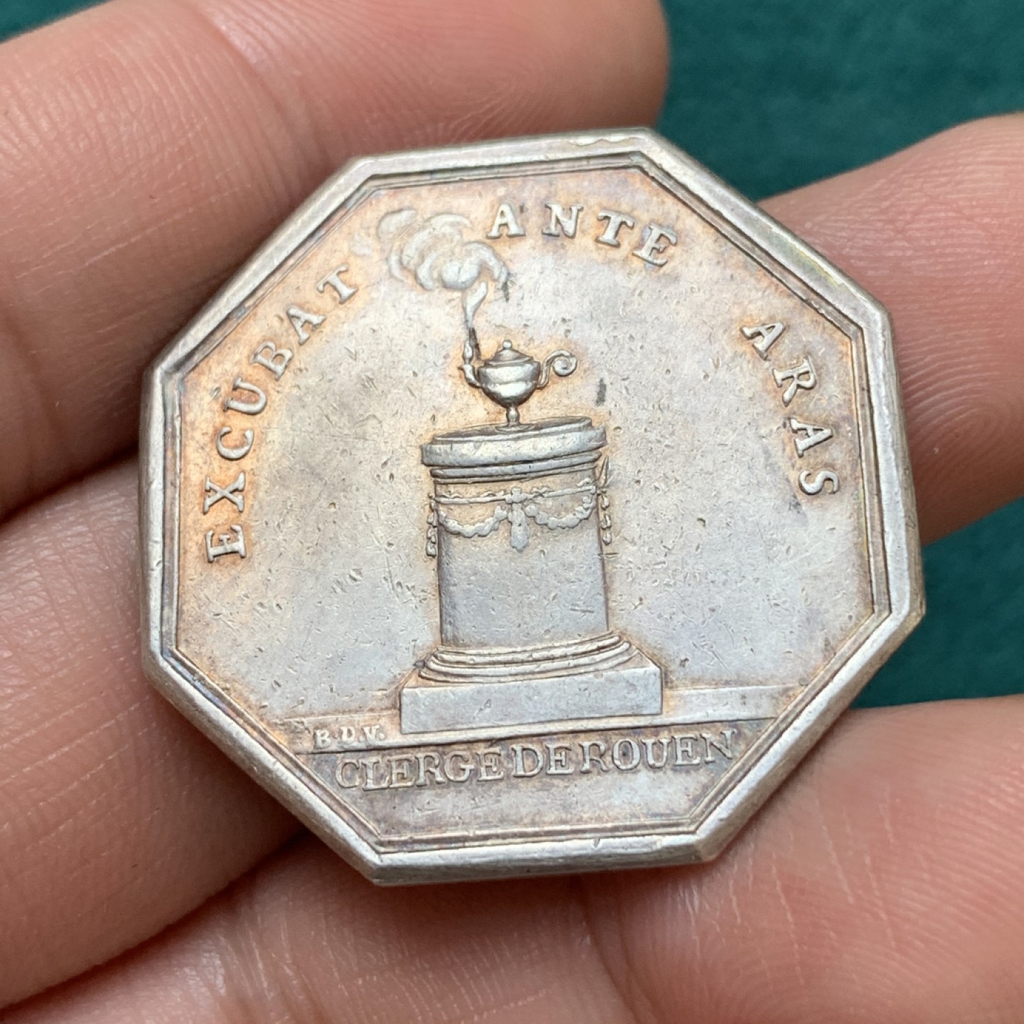 《竞宝斋》第169场-周日，周一2场 (全场包邮) 法国 早期无边铭 八角 银质代币 祭祀题材 比较少见品种 14.5克 33mm