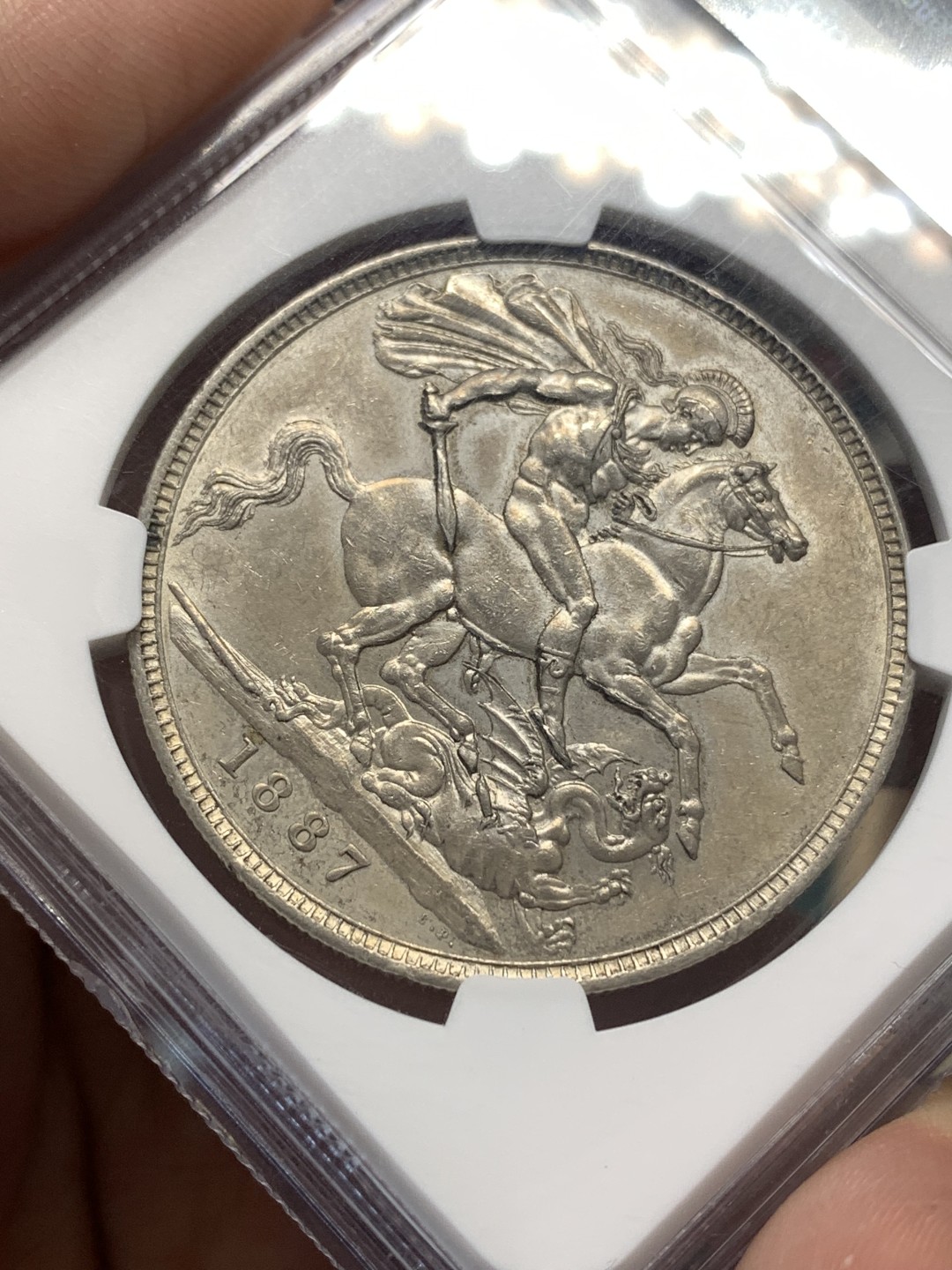 《竞宝斋》第169场-周日，周一2场 (全场包邮) NGC-MS61 英国1887年老维高冠马剑克朗大银币 底板不错细节清晰