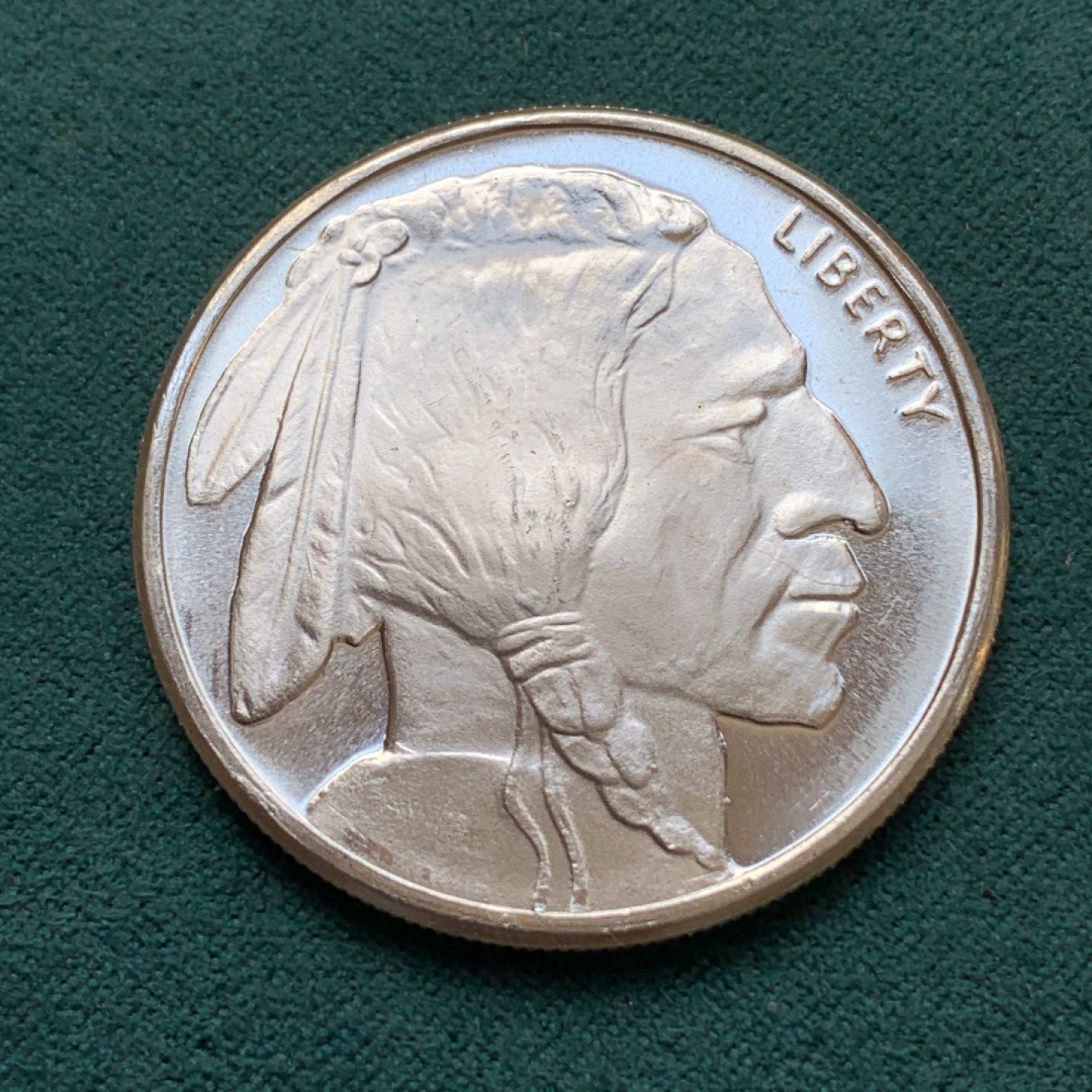 《竞宝斋》第169场-周日，周一2场 (全场包邮) 美国 印第安人 野牛银章 1盎司31.1克 39.1mm 999银 无其它资料 材质保证