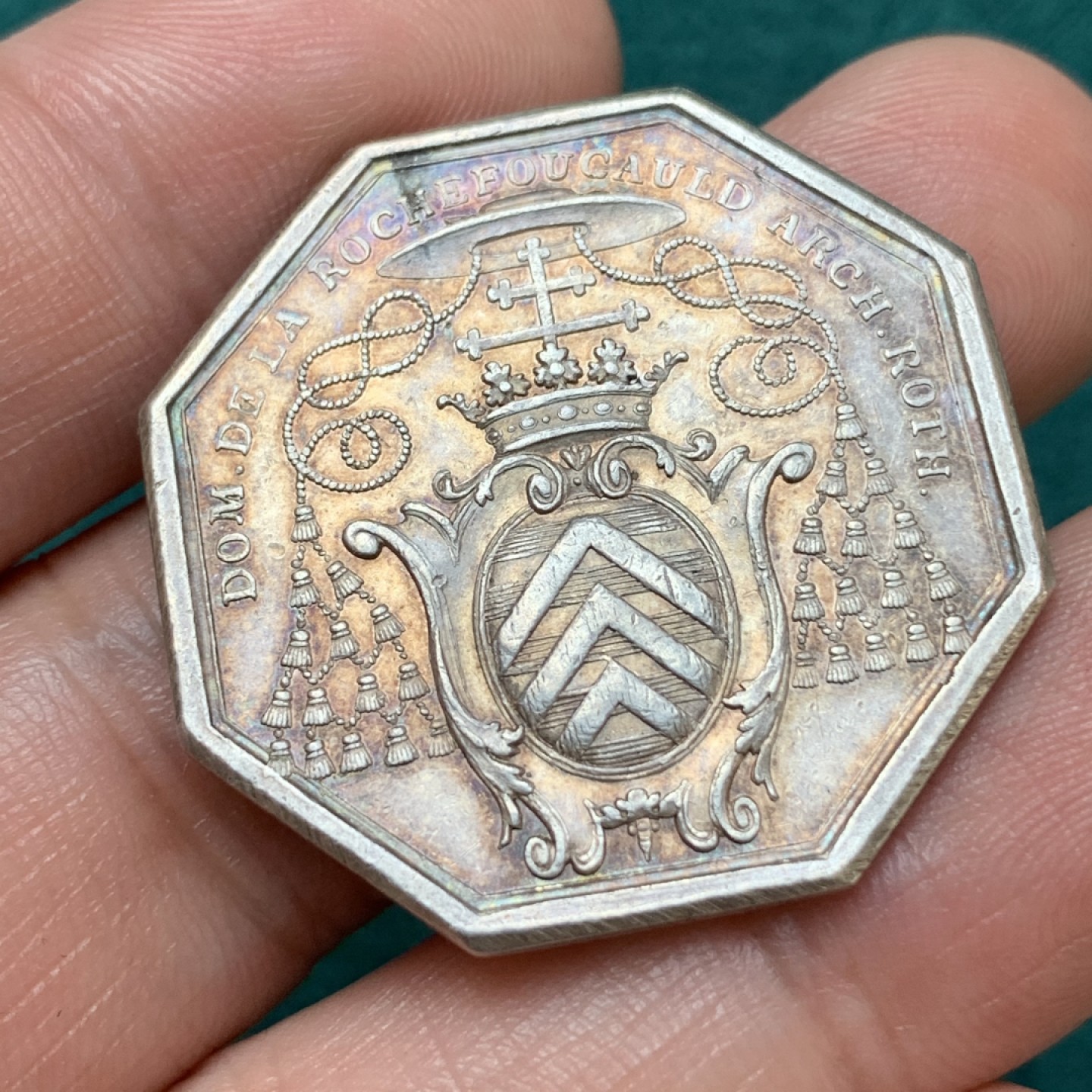 《竞宝斋》第169场-周日，周一2场 (全场包邮) 法国 早期无边铭 八角 银质代币 祭祀题材 比较少见品种 14.5克 33mm