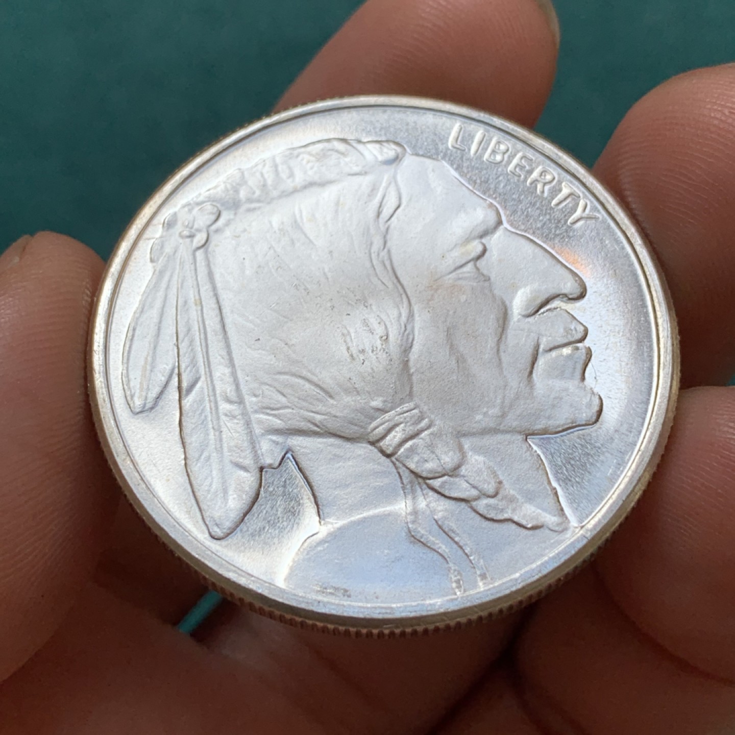 《竞宝斋》第169场-周日，周一2场 (全场包邮) 美国 印第安人 野牛银章 1盎司31.1克 39.1mm 999银 无其它资料 材质保证