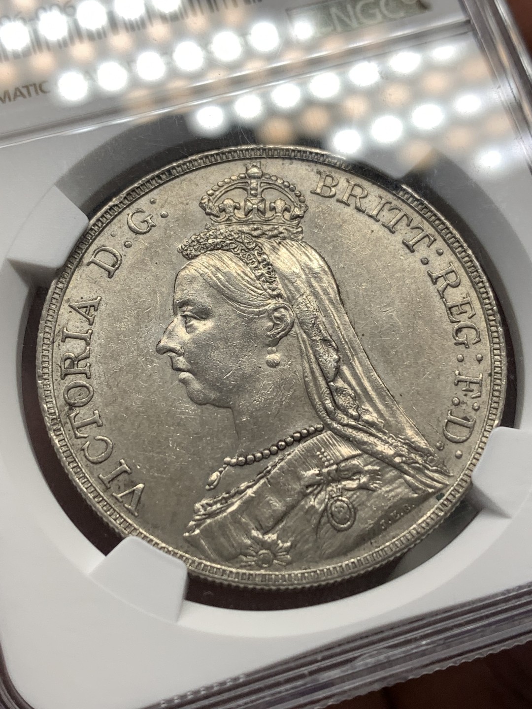 《竞宝斋》第169场-周日，周一2场 (全场包邮) NGC-MS61 英国1887年老维高冠马剑克朗大银币 底板不错细节清晰