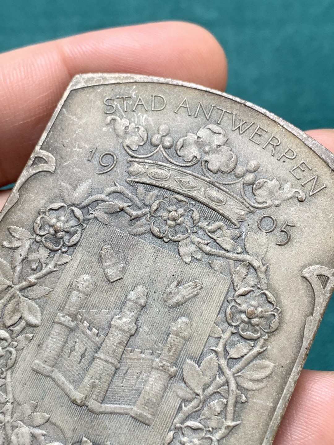 《竞宝斋》第169场-周日，周一2场 (全场包邮) 1905年比利时独立75周年纪念异型镀银纪念章 69*46mm 96克