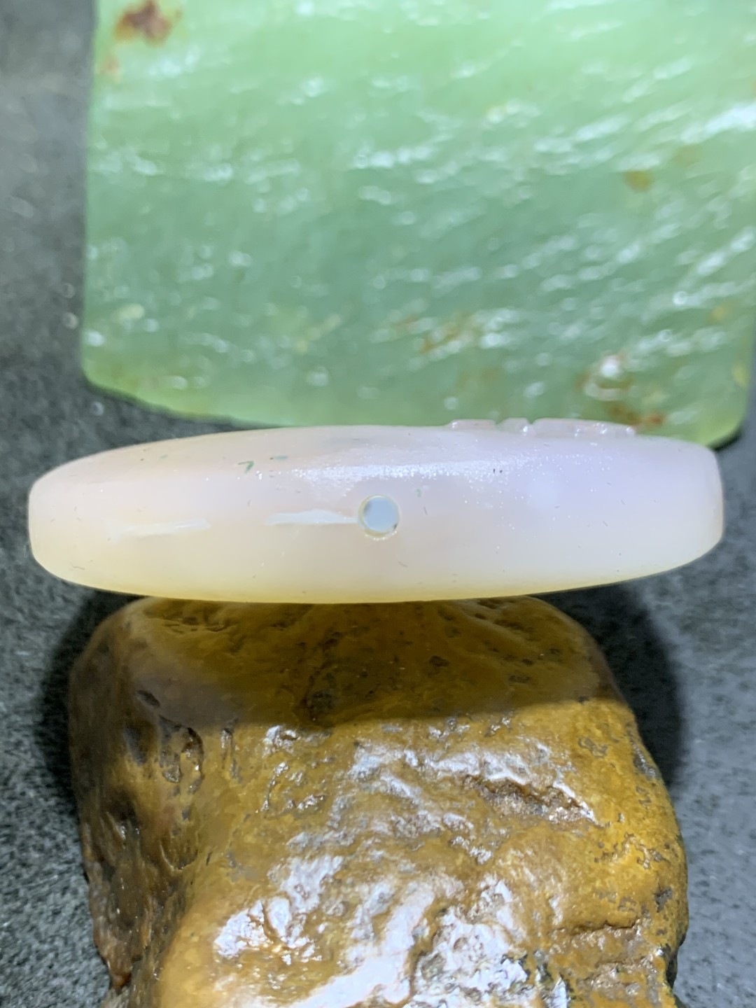 精美亚光高玉化俏色海洋玉髓手工雕刻悟字公主环挂件一个！