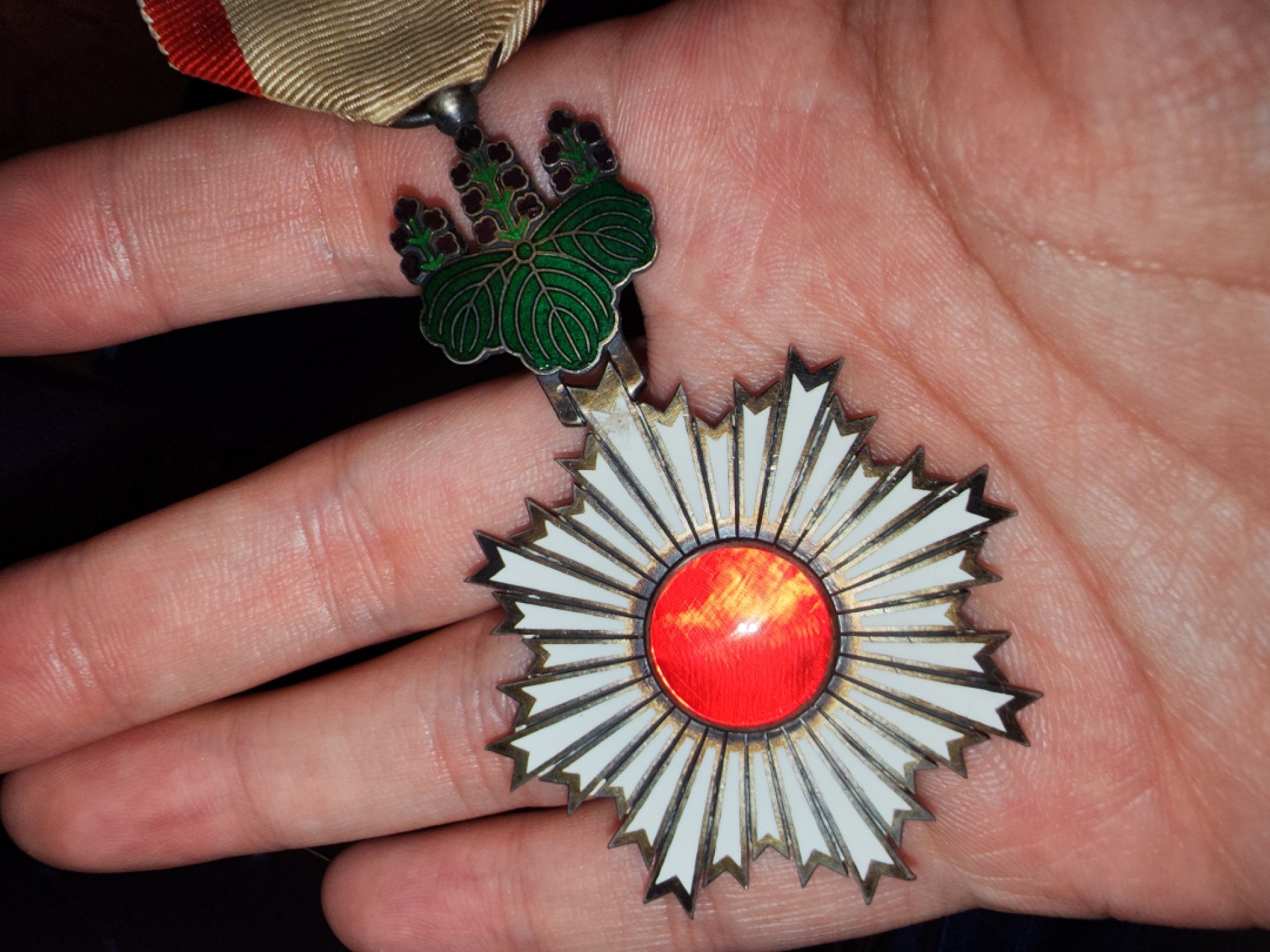 世界精品徽章拍卖~第五场 好品勋四等旭日小绶章，珐琅完好