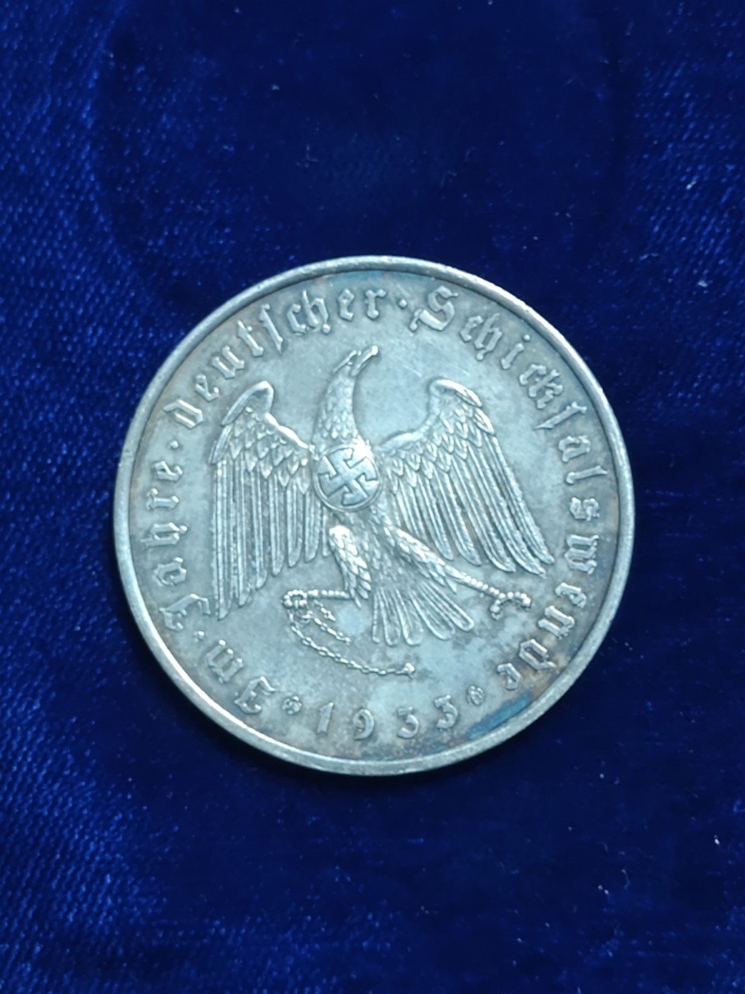 世界精品徽章拍卖~第五场 1933年的德三银制纪念币，正面是一个人像，边铭Bayer Haupmuenzamt Silber 900+（巴伐利亚硬币总局 900银）