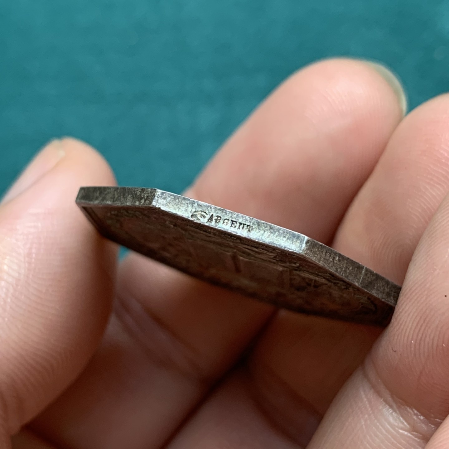 《竞宝斋》第169场-周日，周一2场 (全场包邮) 法国 1839 八角银质代币 里昂公证人 13.75g，32.5mm，手指边铭