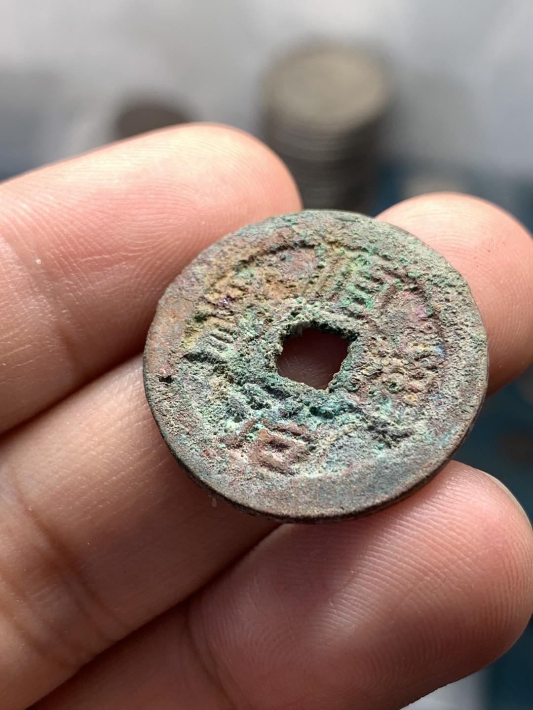 《竞宝斋》第169场-周日，周一2场 (全场包邮) 清 顺治通宝 背浙 铜钱一枚 结晶锈非常漂亮 状态 细节如图 25.2mmX1.7mm 4.6克