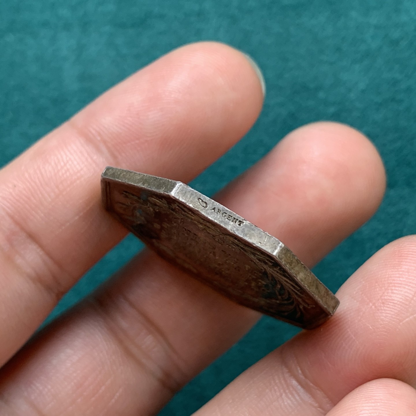 《竞宝斋》第169场-周日，周一2场 (全场包邮) 法国 巴黎码头景观 八角银质代币 细节精细 难得品种 五彩包浆 丰饶角银标 16.2克 33.2mm