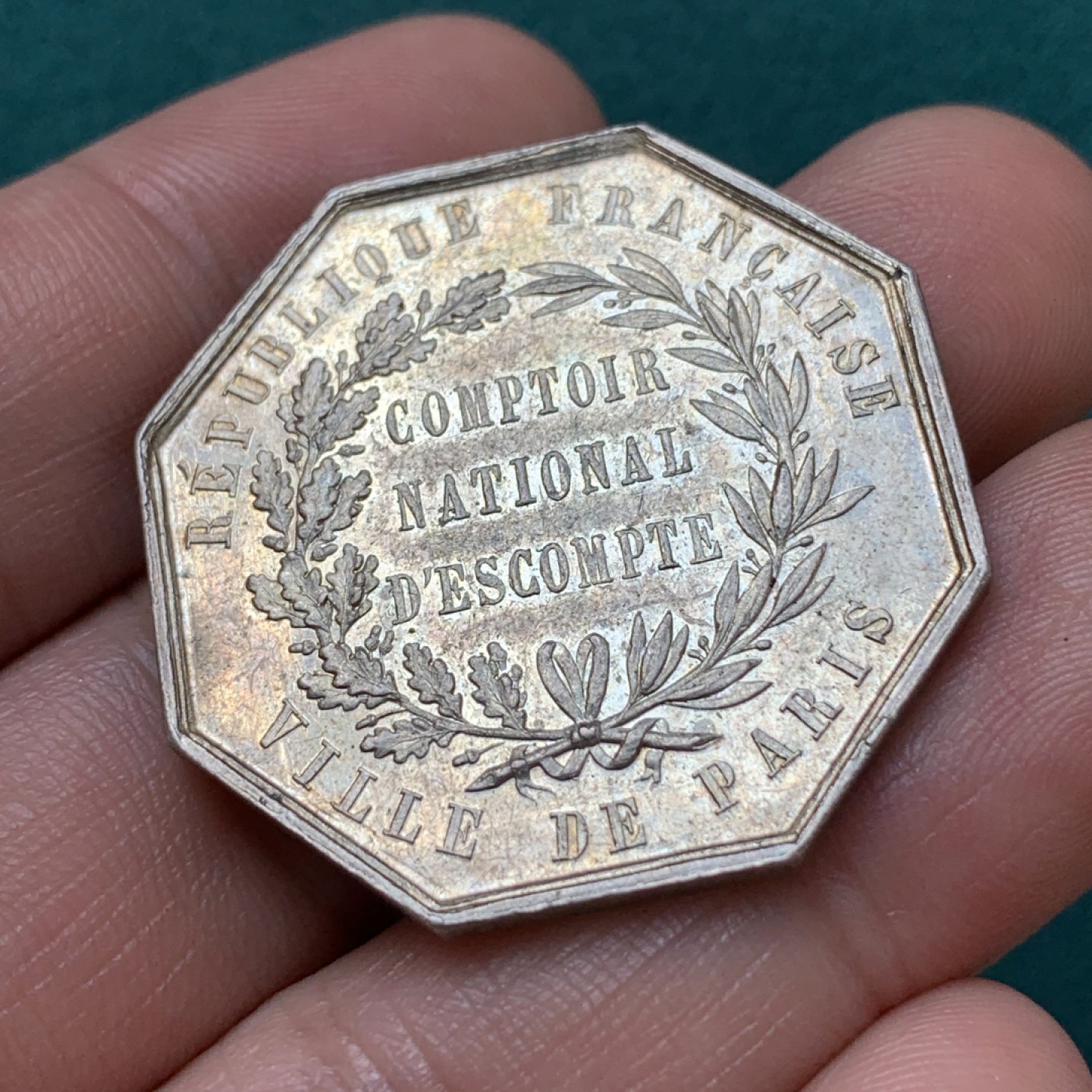 《竞宝斋》第169场-周日，周一2场 (全场包邮) 法国 贴现银行 八角银质代币 人脸清晰高点无磨损 品相不错 对角37mm 17.7g 早期无边铭