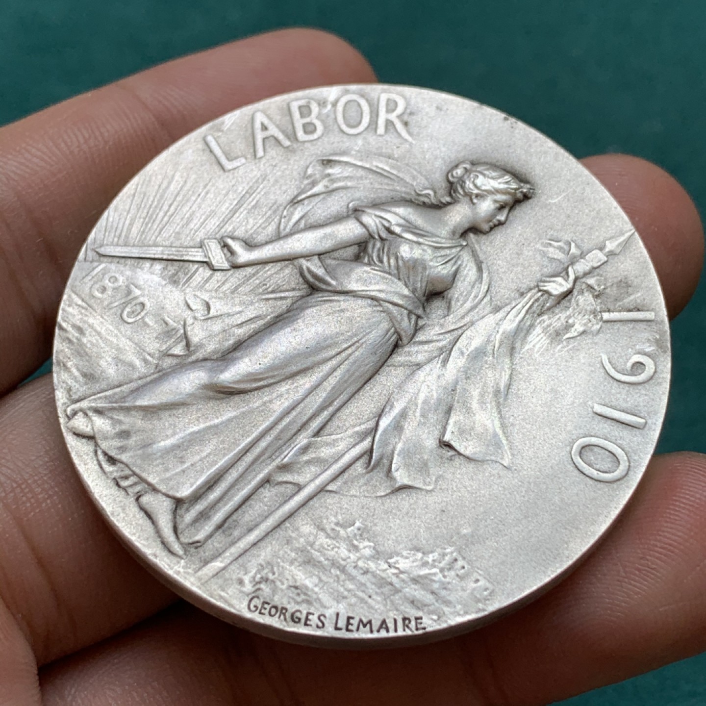 《竞宝斋》第169场-周日，周一2场 (全场包邮) 法国 1910 保卫法兰西 镀银铜章 50mm 53.3克 大规格